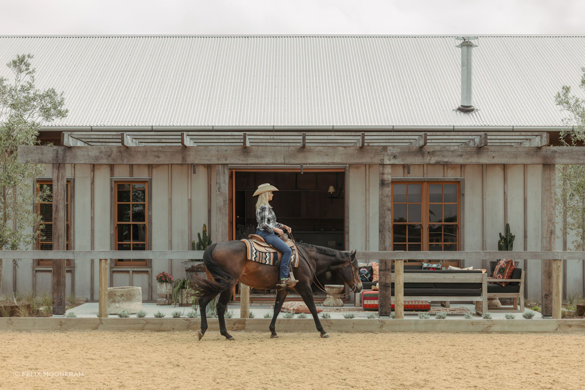 Located on a rural property overlooking dramatic bushland near the Ku-ring-gai Chase National Park, this stables project by Cadence & Co reimagines what an equestrian space can be, creating a destination that is equal parts stable, social hub and home away from home.