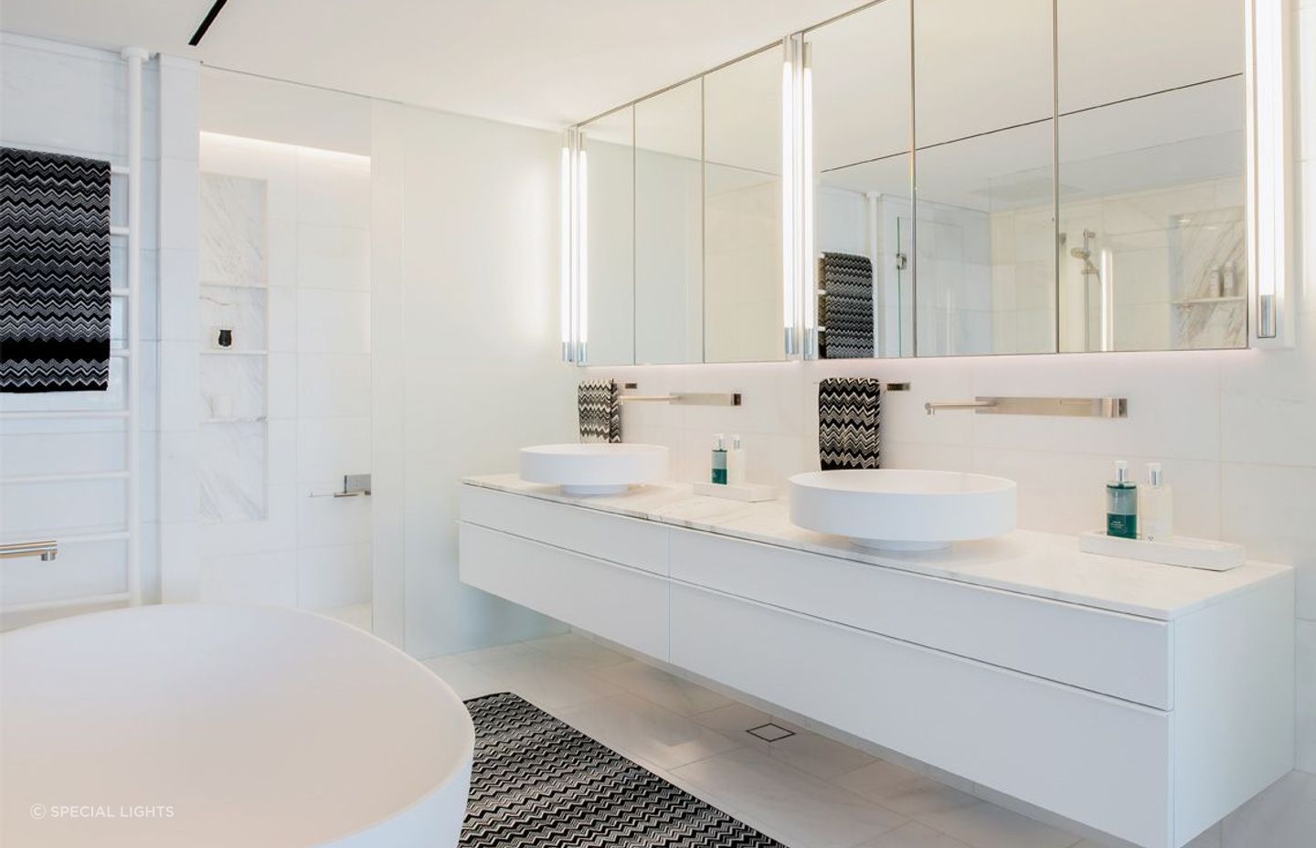 Only the essentials in this beautiful bathroom in Bondi - Photography: Thilo Pulch - Pulch Photography