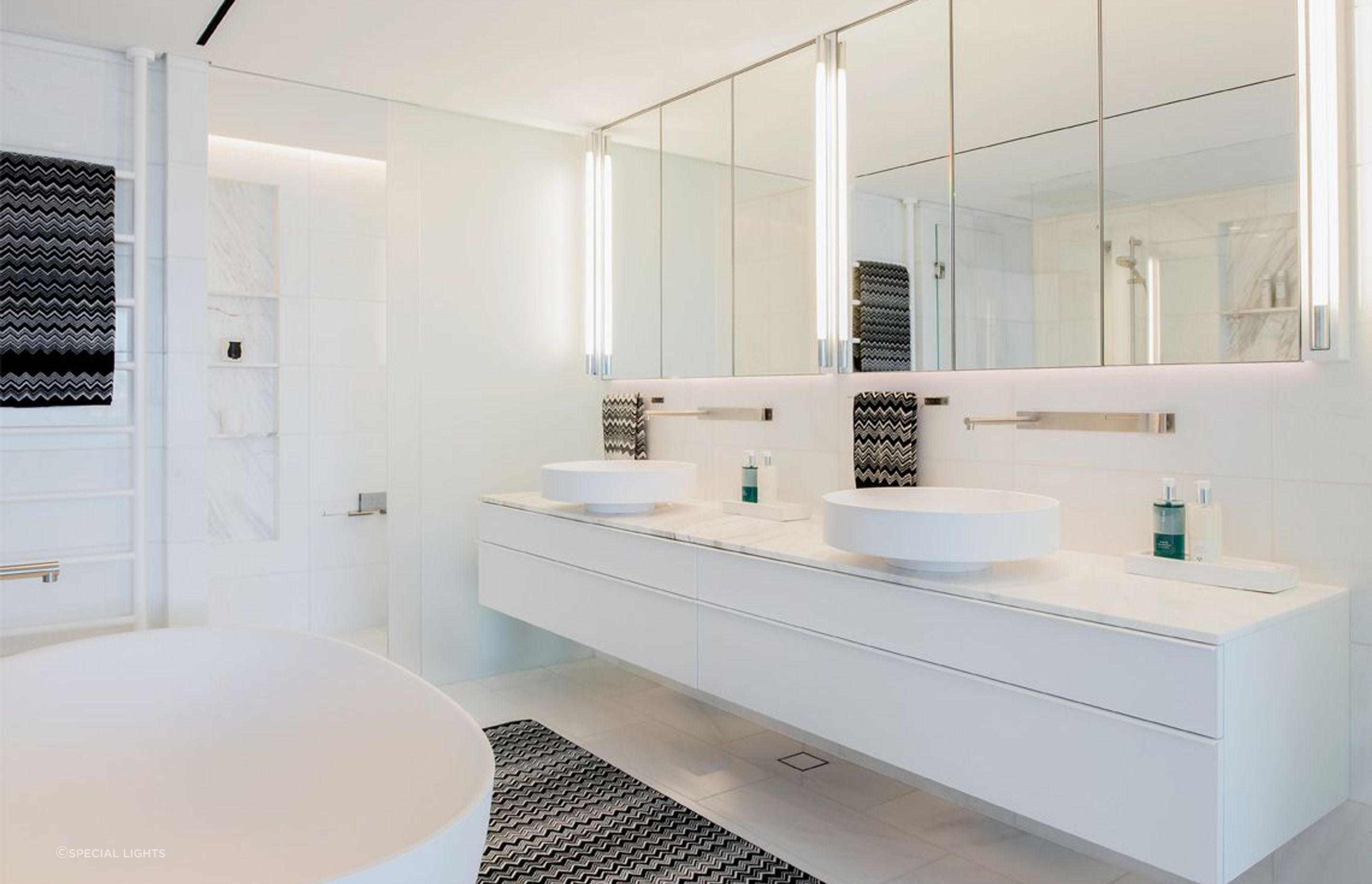 Only the essentials in this beautiful bathroom in Bondi - Photography: Thilo Pulch - Pulch Photography