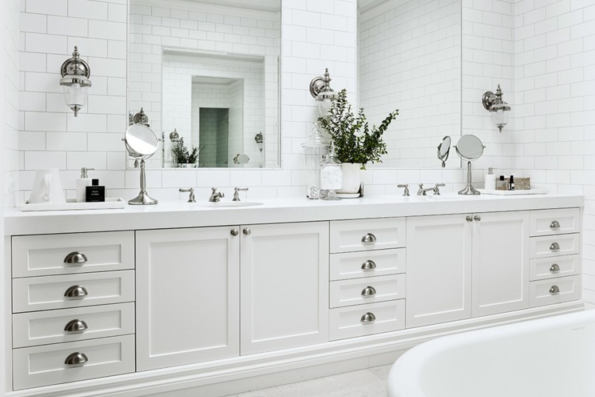 The timeless white bathroom at Eaglemont Residence - Photography: Alex Reinders