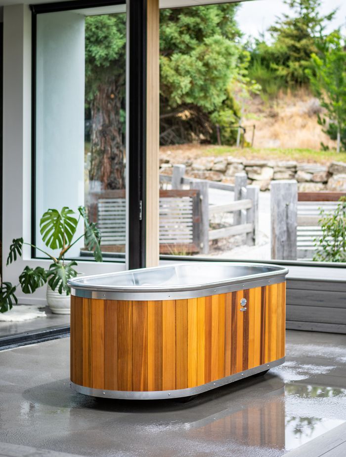 Stoked stainless bathtub