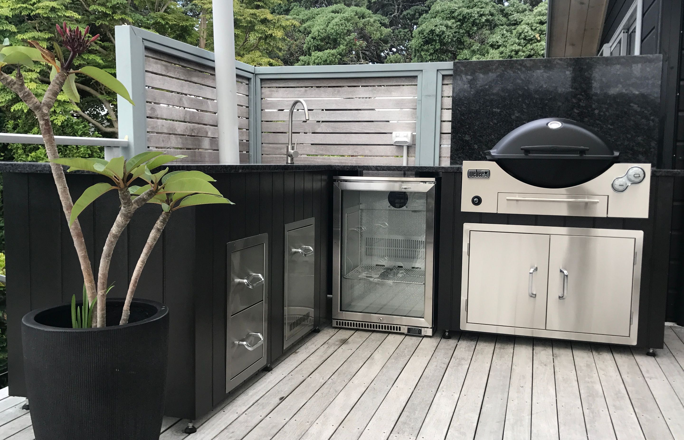 Your outdoor dining experience need not be limited to a simple bbq in the corner. Elevate your entertaining options by getting advice from a specialist.