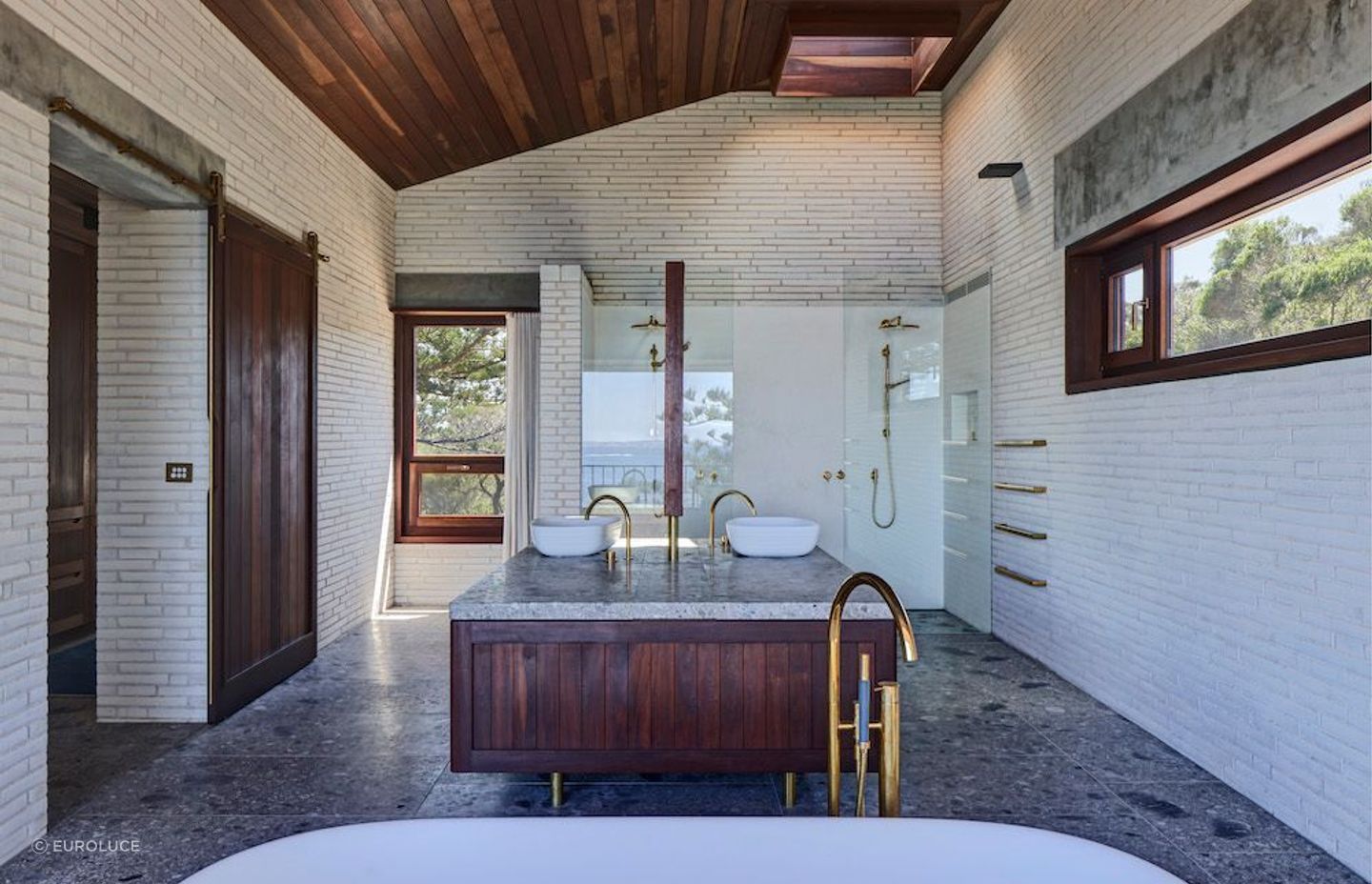 The large and lavish bathroom at Bangalley Home