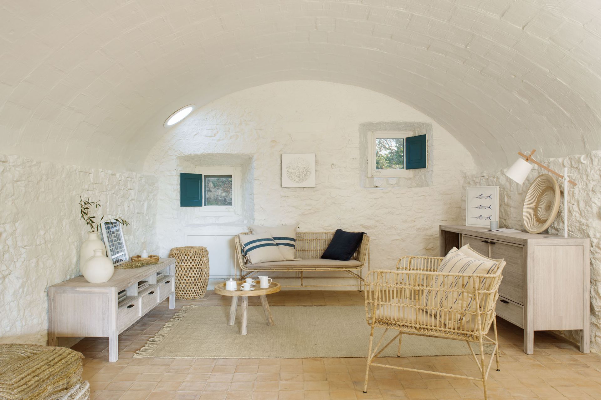 The natural texture and neutral tones of jute, seen here with the Siria Beige Rug, make it a versatile choice in any space