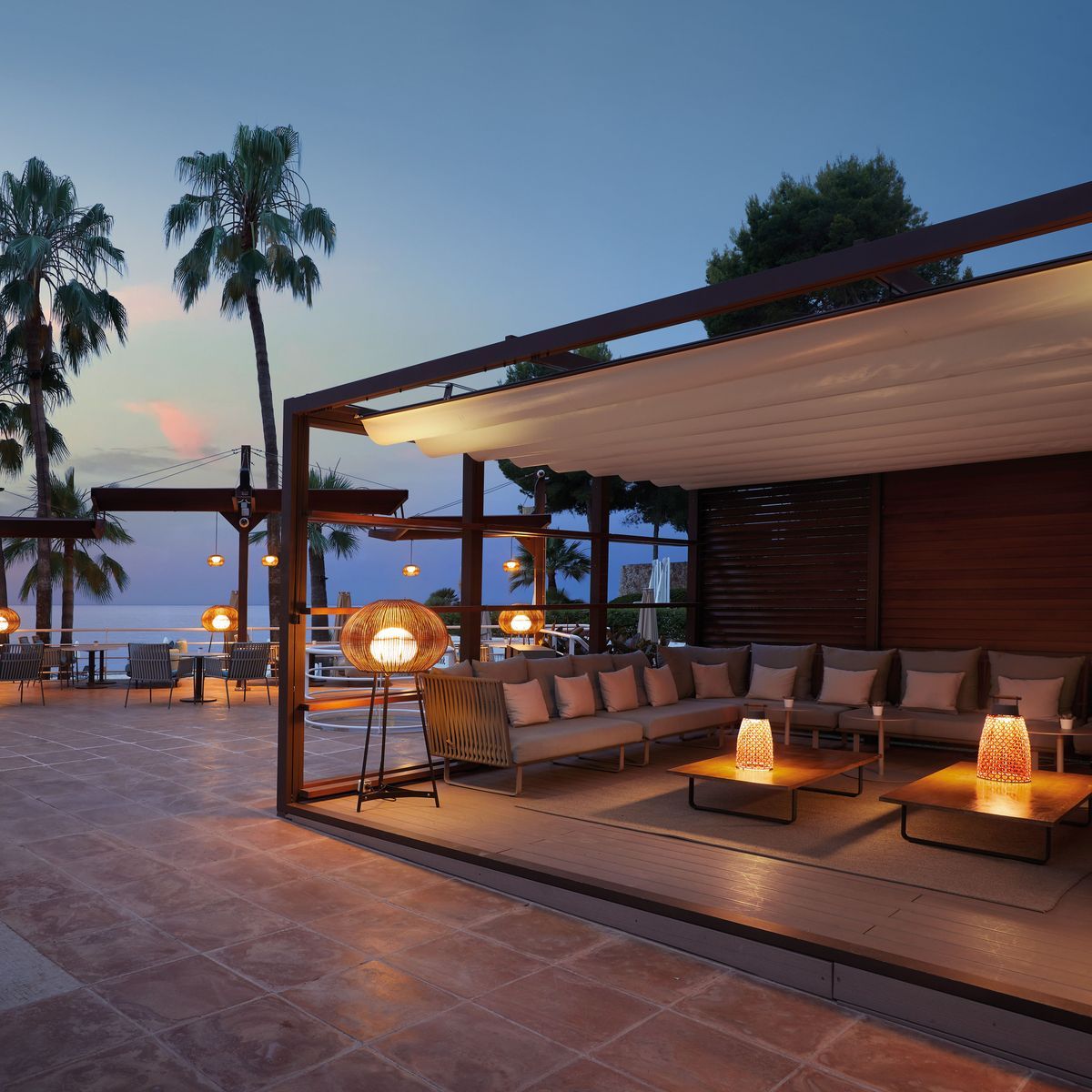 Transform your space with outdoor lights this summer