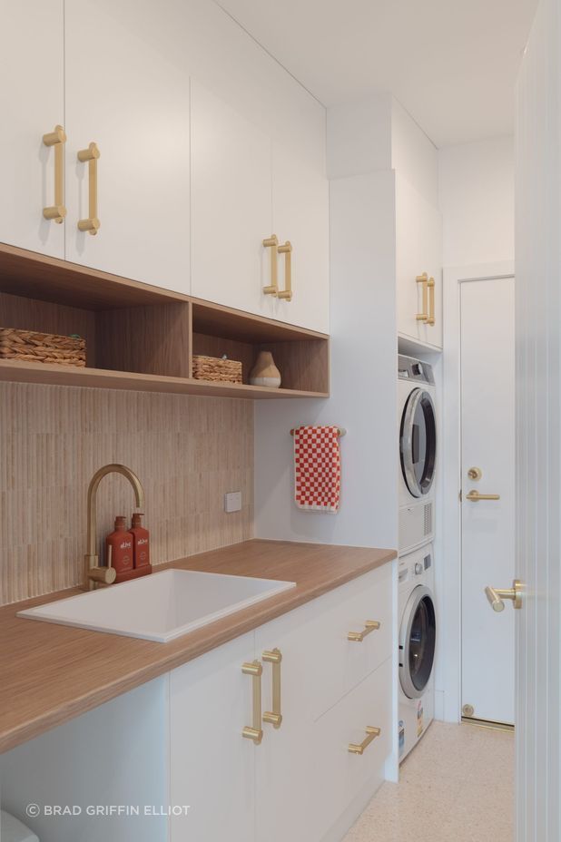 Nestled along the sun-kissed shores of South Australia’s Fleurieu Peninsula, the Elliot Avenue project features Perini Tiles throughout, including Curve Mini Marble Tiles in Crema Trav in the laundry.