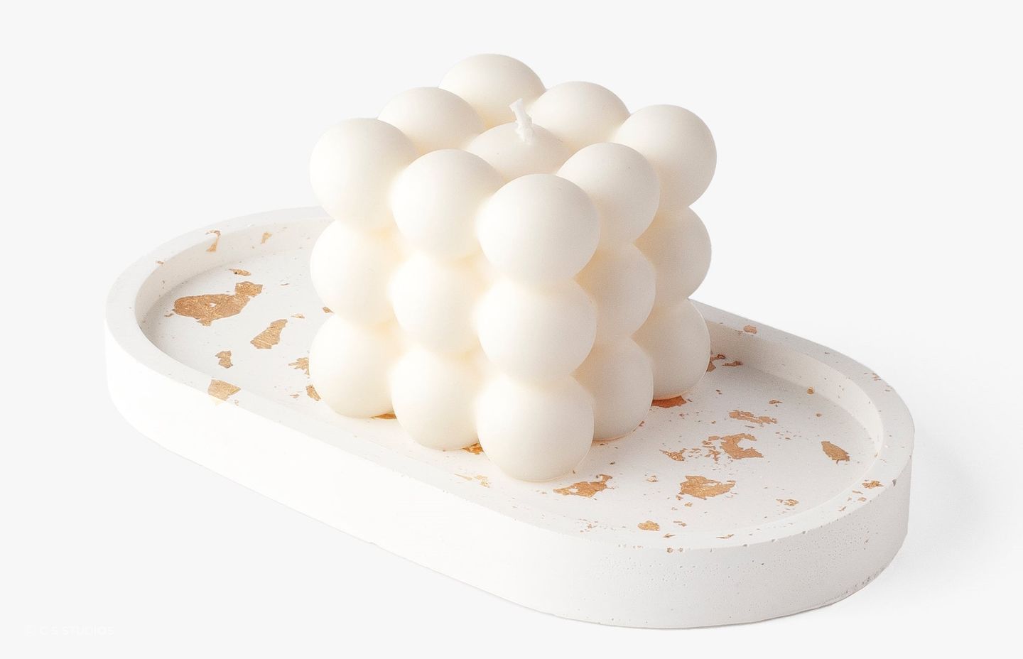 The Gold Fleck Oval Concrete Candle Tray is a stunning complement for a statement candle, perfectly suited to a bathroom setting.