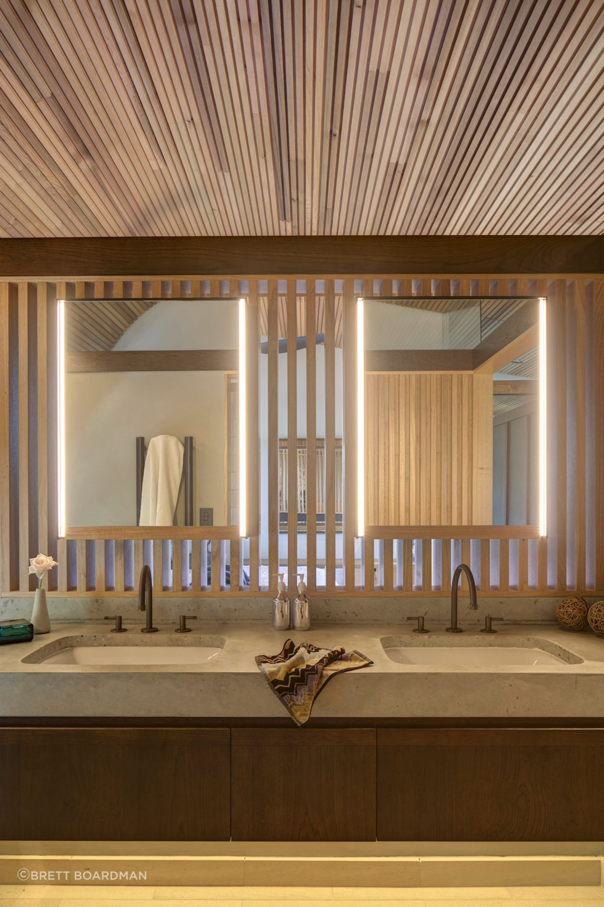 The face-level bathroom lighting mimics the timber battens.