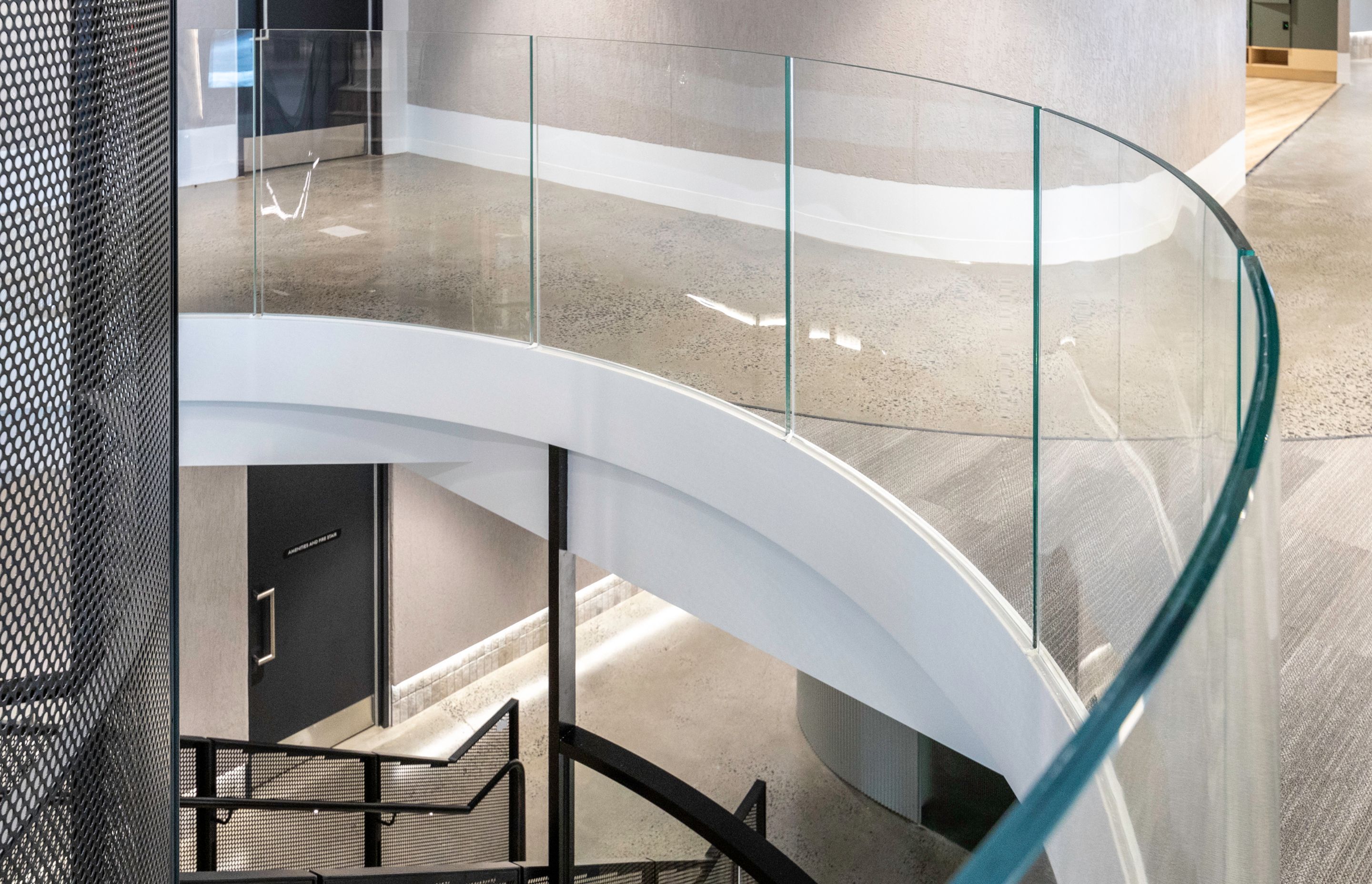 This curved balustrade doesn’t require a handrail, allowing a seamless transition between the glazing and steel components.