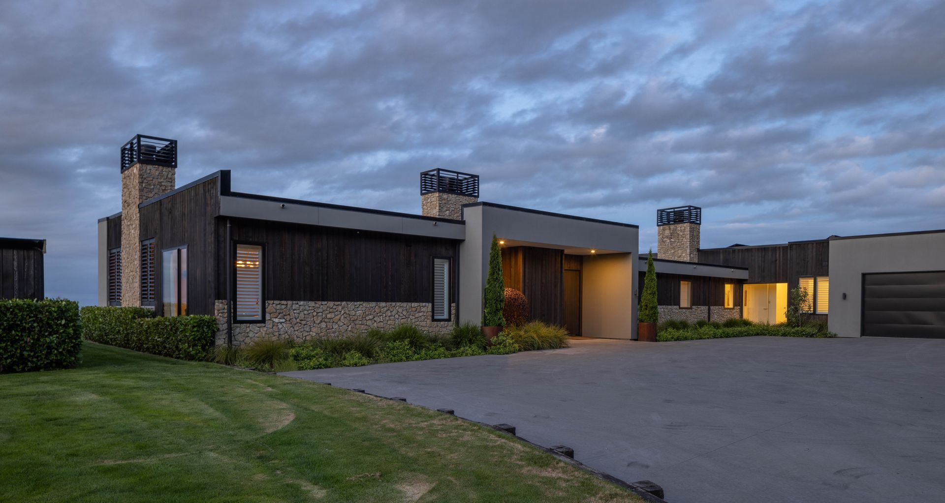 The Te Mata Peak project sees an award-winning design, constructed with vertical shiplap cedar and Celcrete cladding.