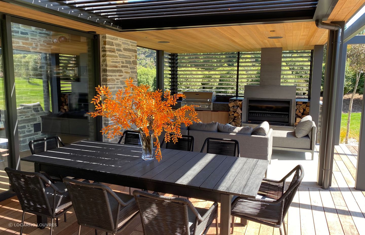 The motorised Locarno RL200 louvres create a sheltered outdoor space.