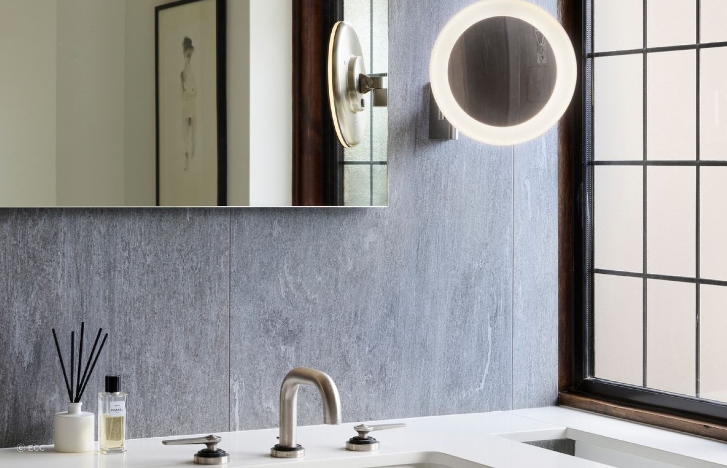 The Niimi Round LED Mirror Light looks great and provides the clarity and focus you need for all your grooming tasks.