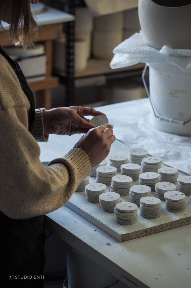 Studio Enti is the design practice of Naomi Taplin, producing handmade ceramic tableware, lighting and home decor in Sydney, Australia.