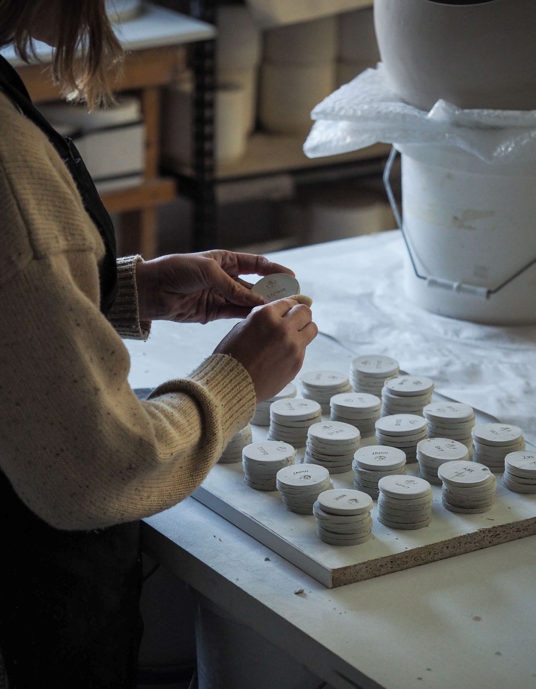 Studio Enti is the design practice of Naomi Taplin, producing handmade ceramic tableware, lighting and home decor in Sydney, Australia.