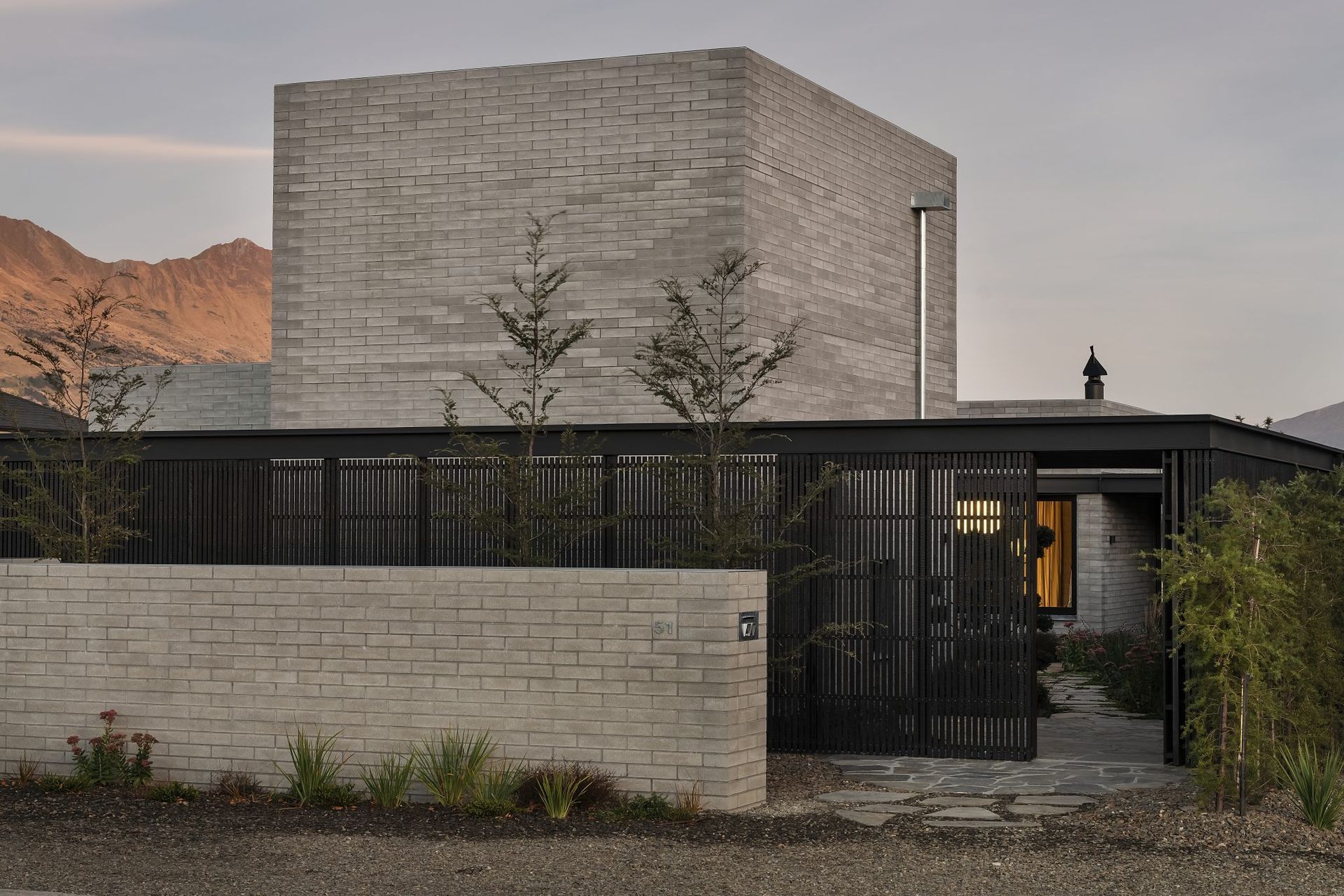 Viblock's slimline bricks play a key role in the overall style and performance of Wānaka S.K.I House.