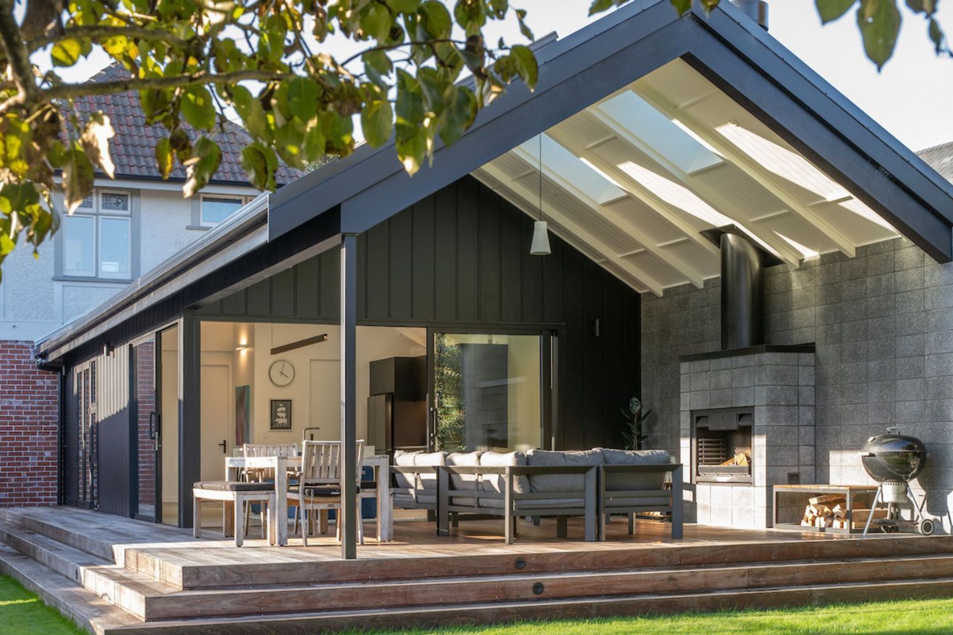 The stunning Hinau Villa transformation involved repurposing spaces within the house to suit better the needs of the owner and an incredible extension into the backyard to bring a warm and light space for the family to enjoy nights under the stars.