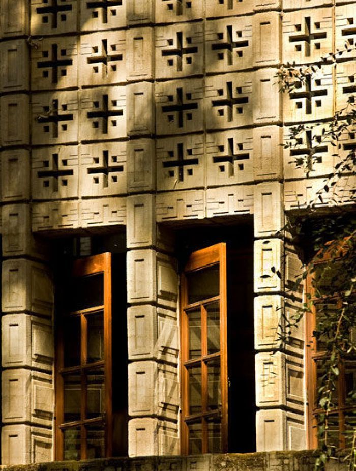 Wright sought to 'find a hitherto unsuspected soul in it [concrete] – make it live as a thing of beauty – textured like the trees'.