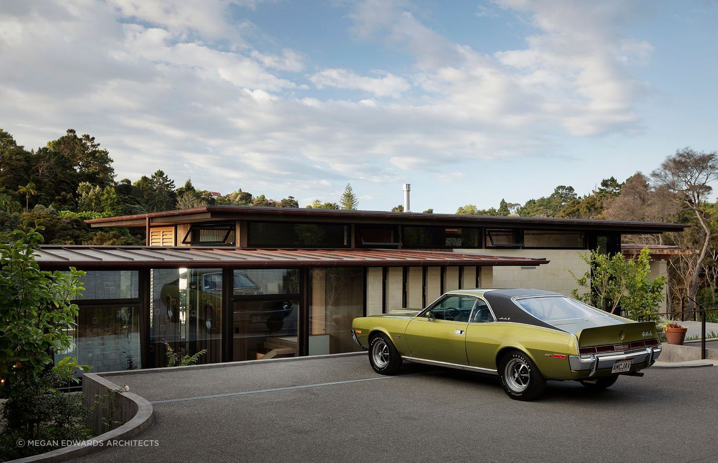 A passion for Californian mid-century modernism led to this spectacular home in Greenhithe. | Photography: Sam Hartnett