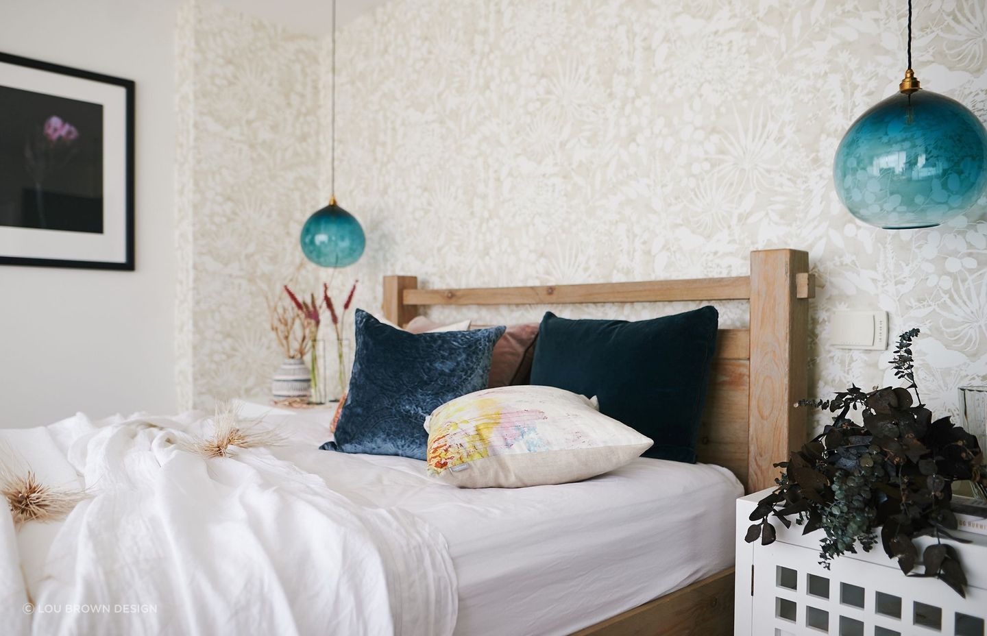 Keeping the presence of electronics to a minimum can help you achieve a calm atmosphere, wonderfully demontrated with natural grace in this Herne Bay home.