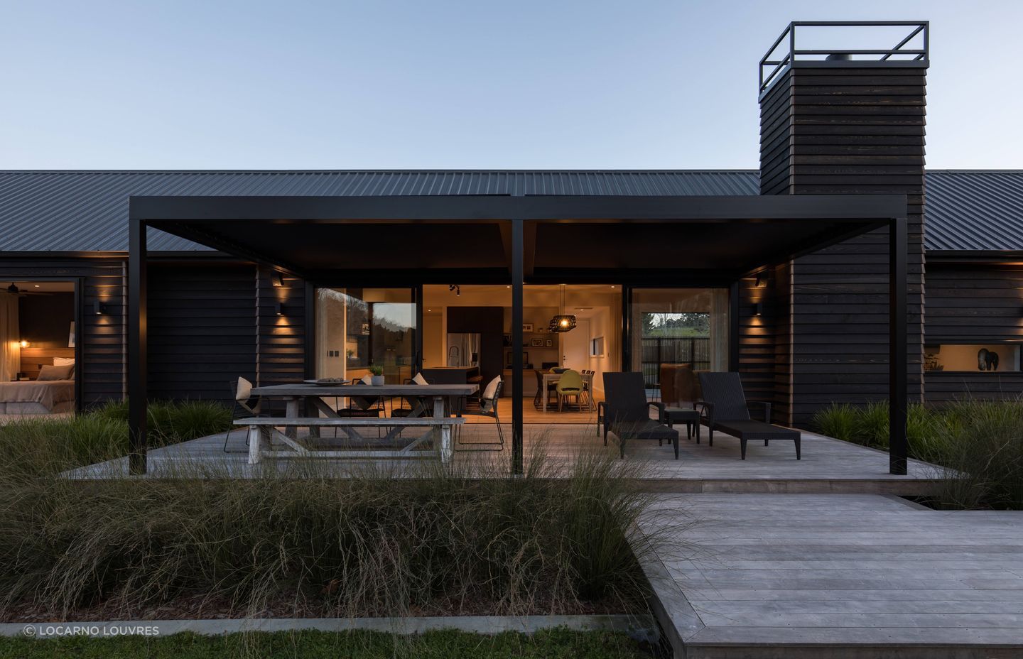 This generous 7.3x4.0m louvred outdoor space extends both sides of the sliding doors and accommodates both outdoor dining and lounging areas under the double bay RLX200 louvre system.