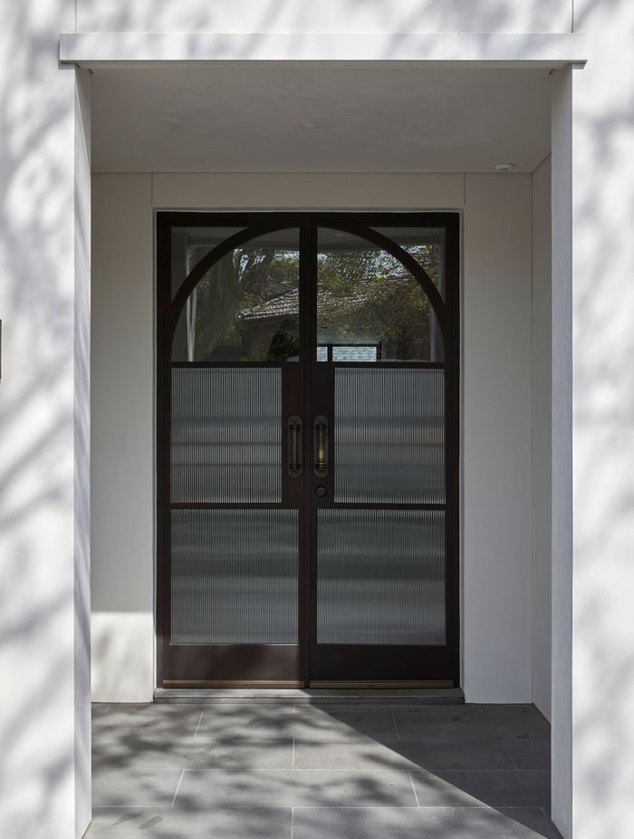 Zen Doors’ FPS 50 Galvanised Steel Frame Profile was the perfect choice for this Ivanhoe home.