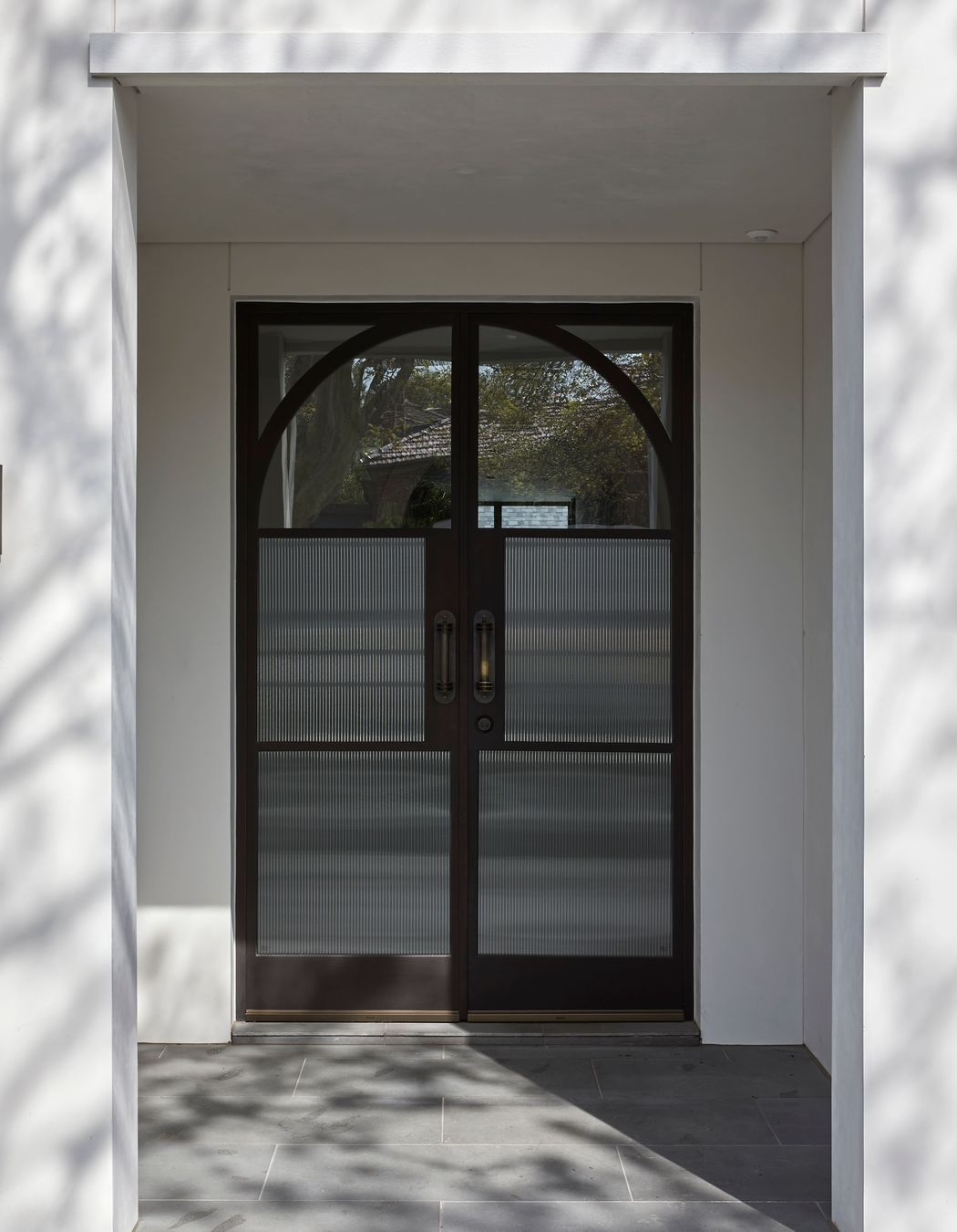 Zen Doors’ FPS 50 Galvanised Steel Frame Profile was the perfect choice for this Ivanhoe home.