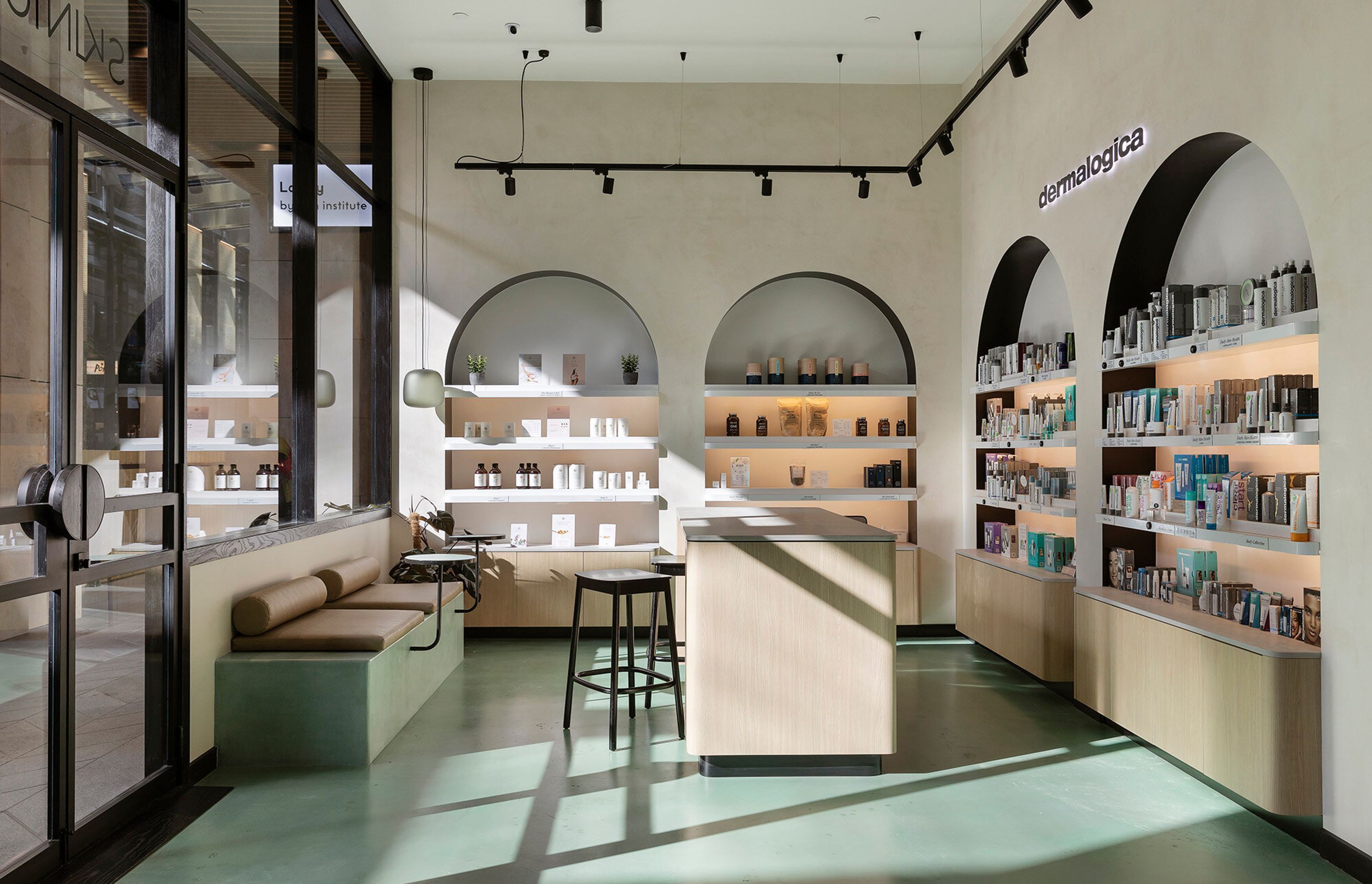 Skintopia Commercial Bay – Design principles for the space is creating a calm and serene space using natural, glowing, and translucent materials. Products are displayed in a beautiful yet unobtrusive way that’s complimented by the warm and soft lighting.
