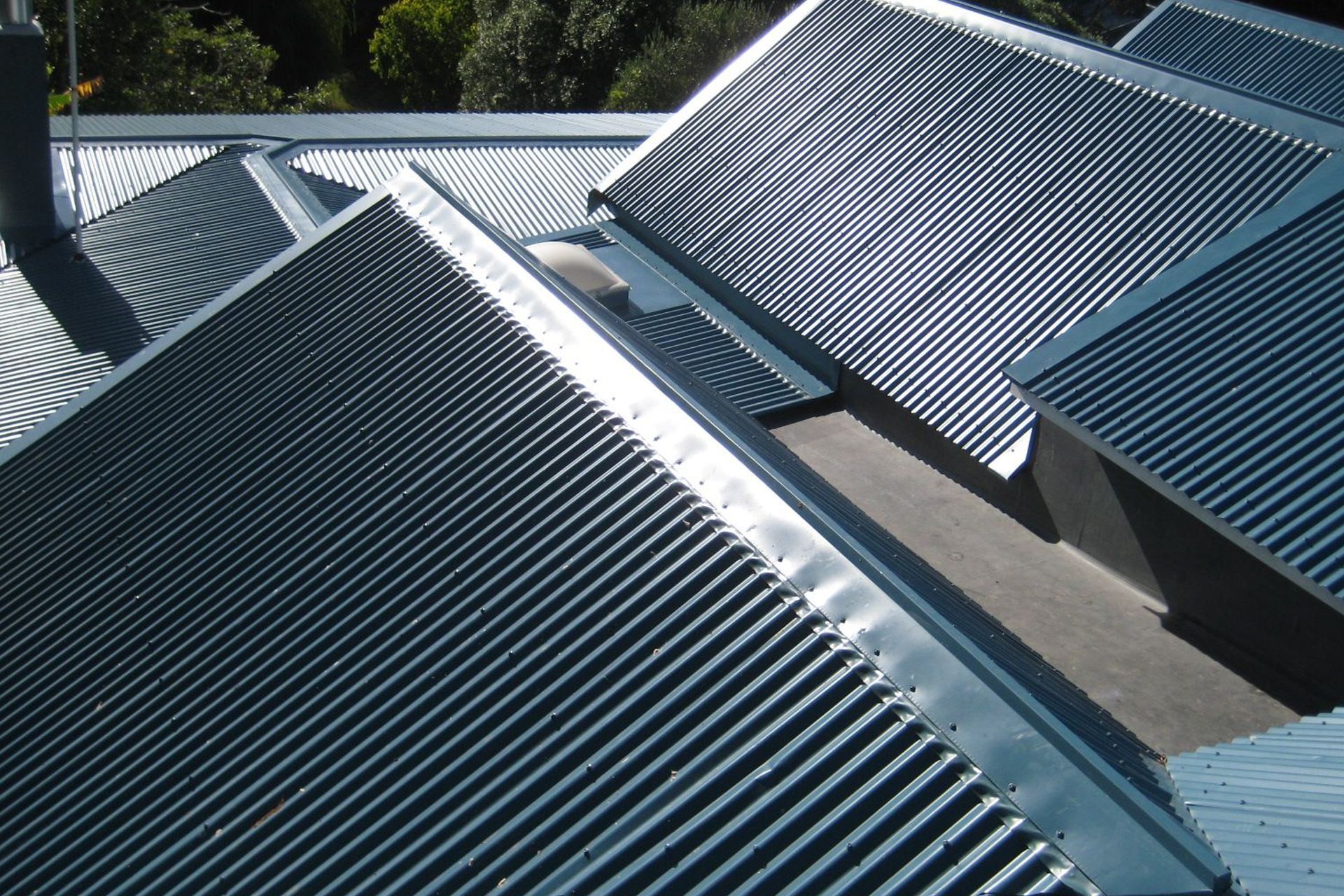 Long – run COLORSTEEL® is a pre-finished product that is suitable for both residential and commercial premises. COLORSTEEL® comes in a variety of different profiles and colours to make matching your roof to the rest of your building a breeze.
