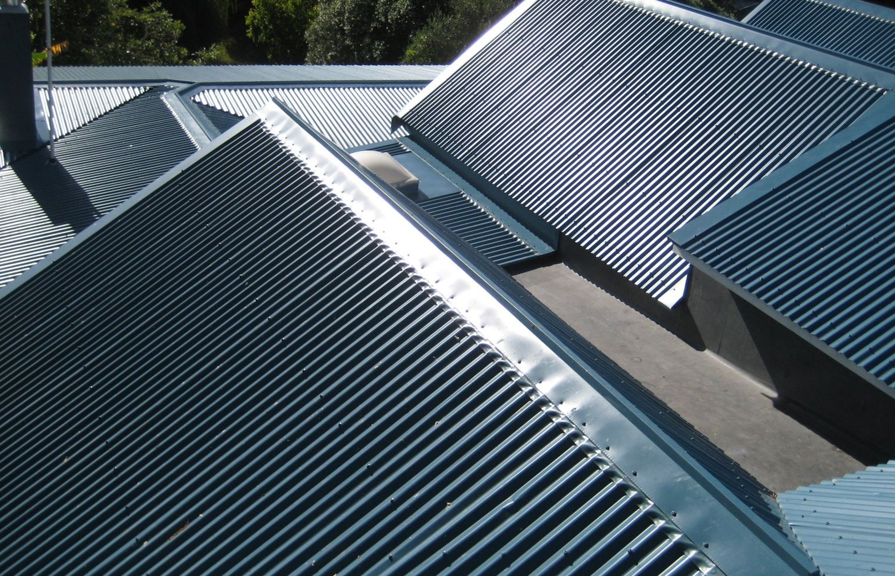 Long – run COLORSTEEL® is a pre-finished product that is suitable for both residential and commercial premises. COLORSTEEL® comes in a variety of different profiles and colours to make matching your roof to the rest of your building a breeze.

