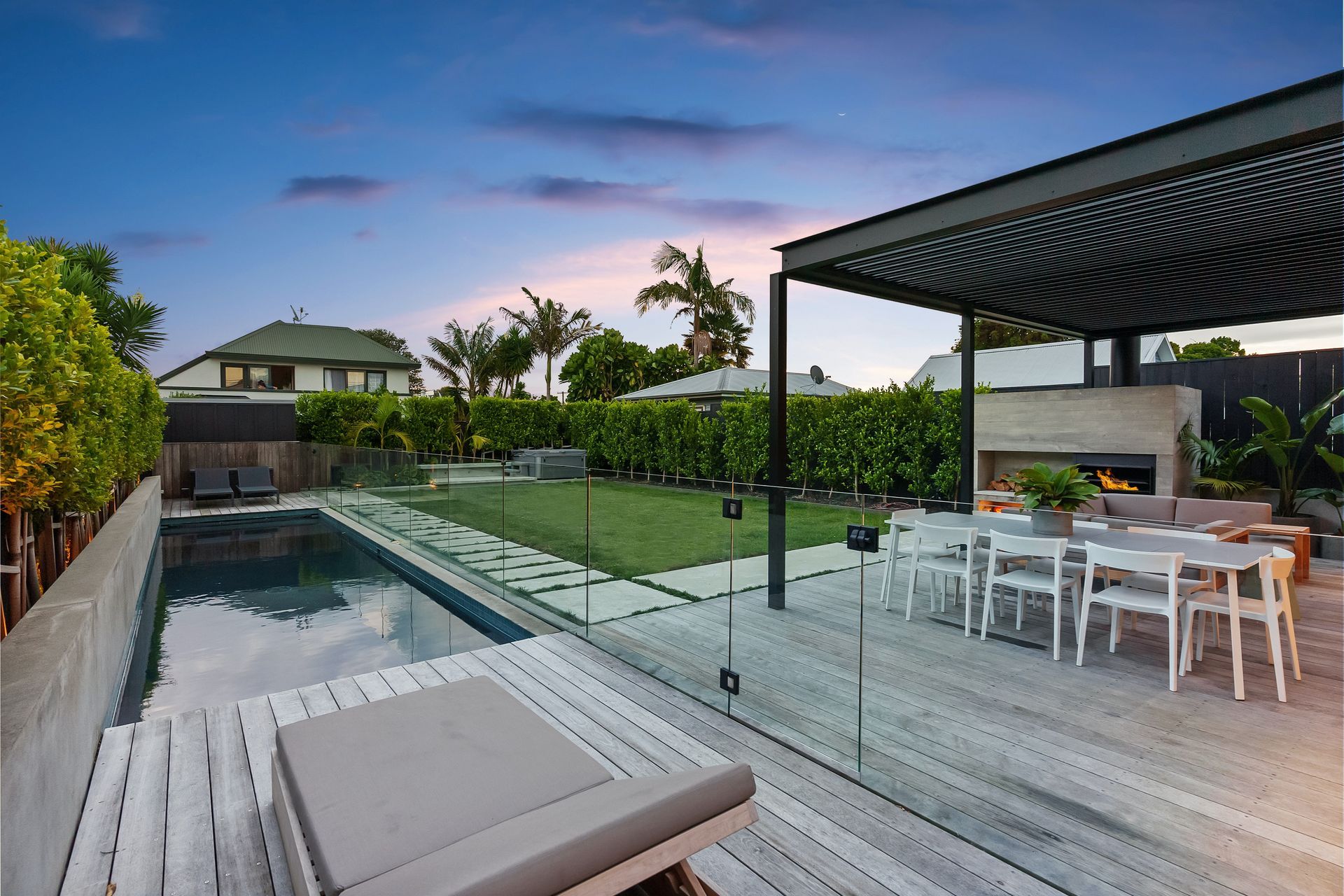 The aluminium LOCARNO proprietary 220x75 Channel frame emulates the look of a steel PFC frame