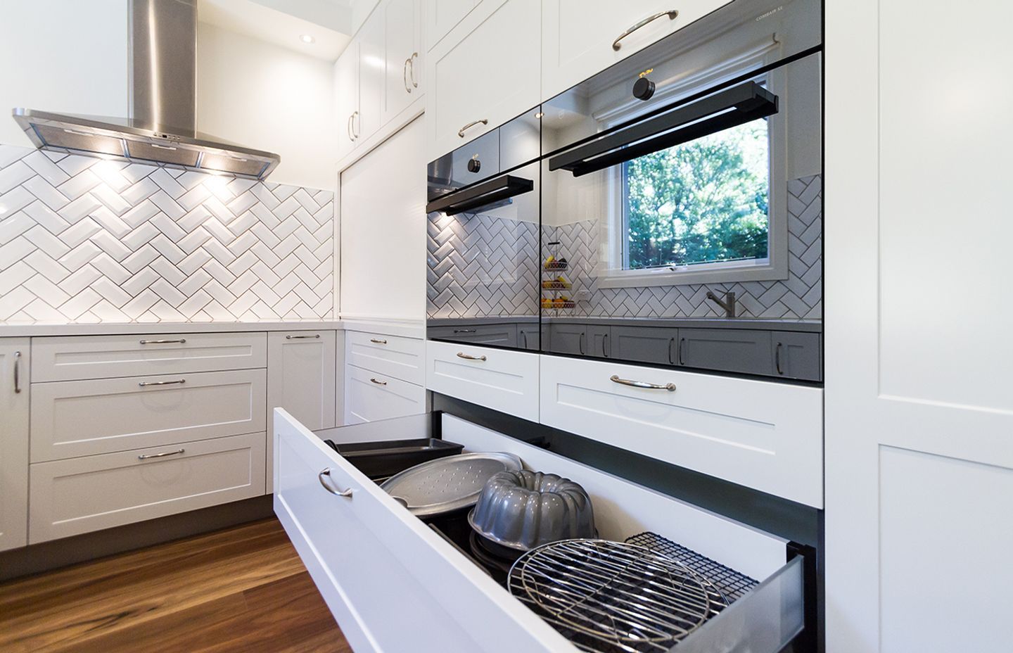 © The Kitchen Design Centre - featuring Schweigen WM2190S 900mm Silent Wallmount Rangehood