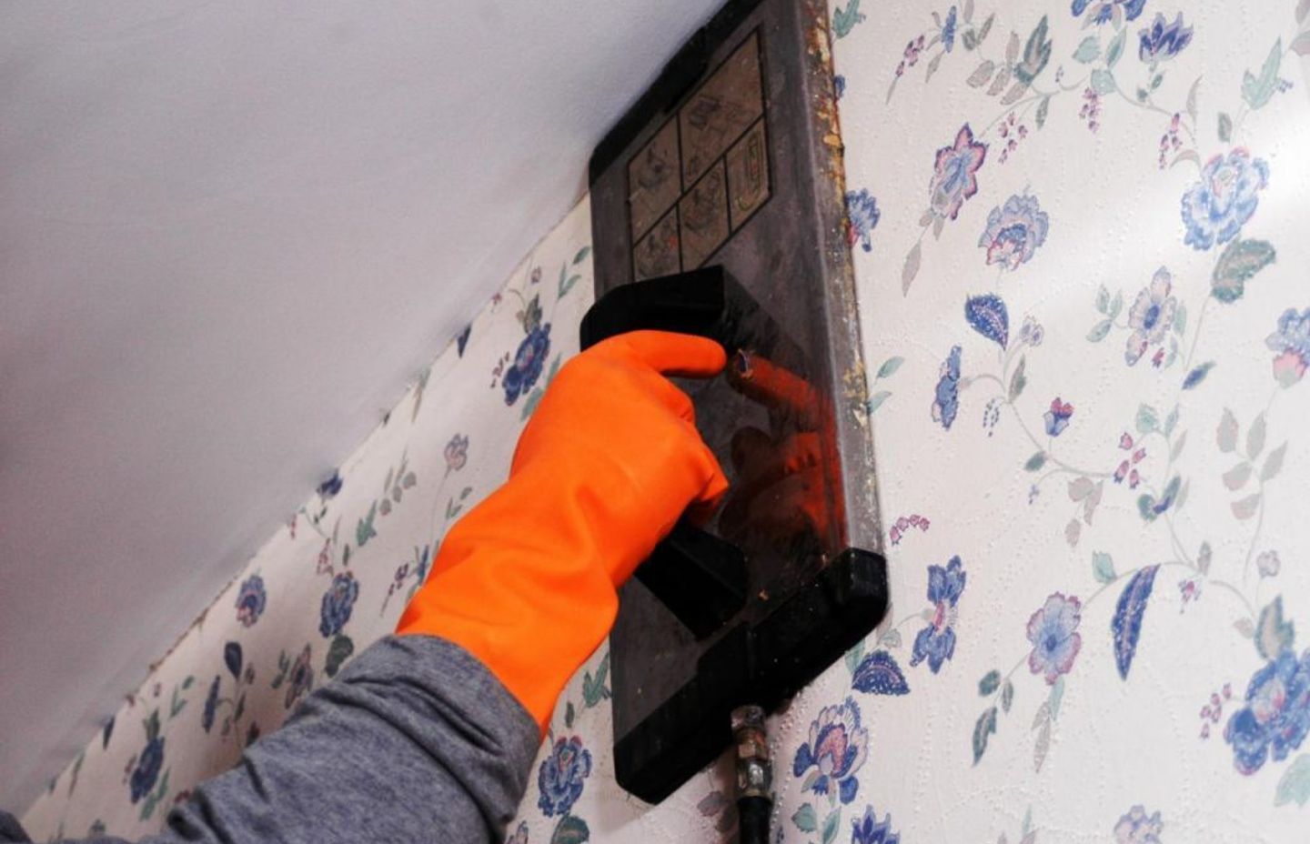 How to Place the Wallpaper on the Walls