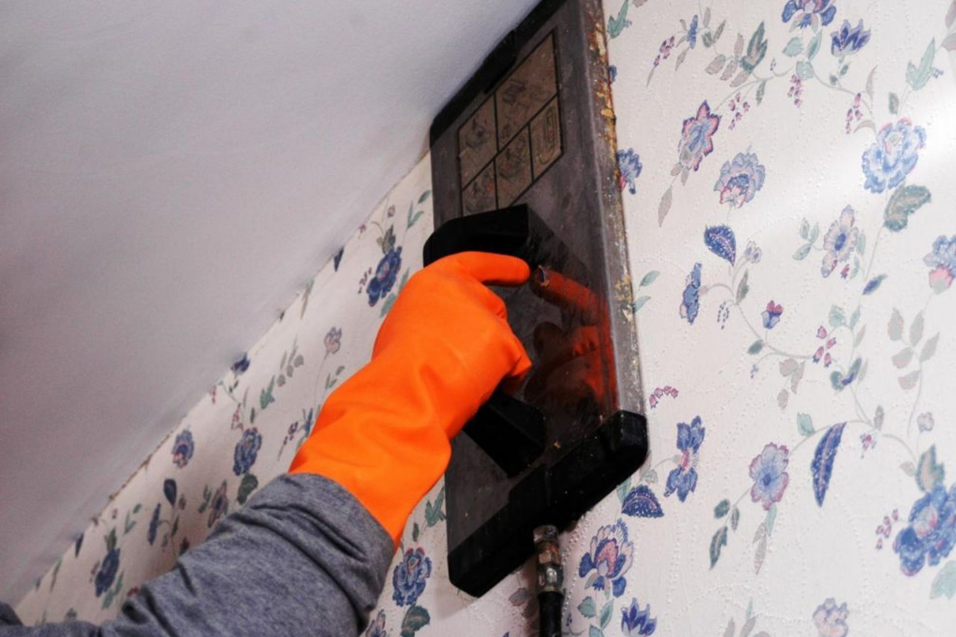 How to Place the Wallpaper on the Walls