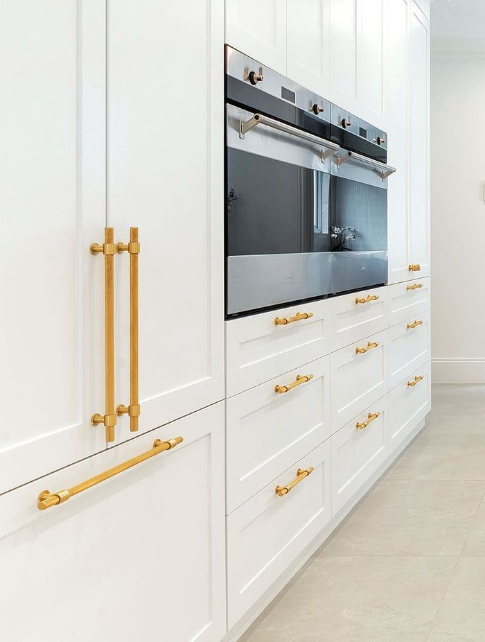 Momo Handles Bellgravia range featured on this Hampton's style kitchen.