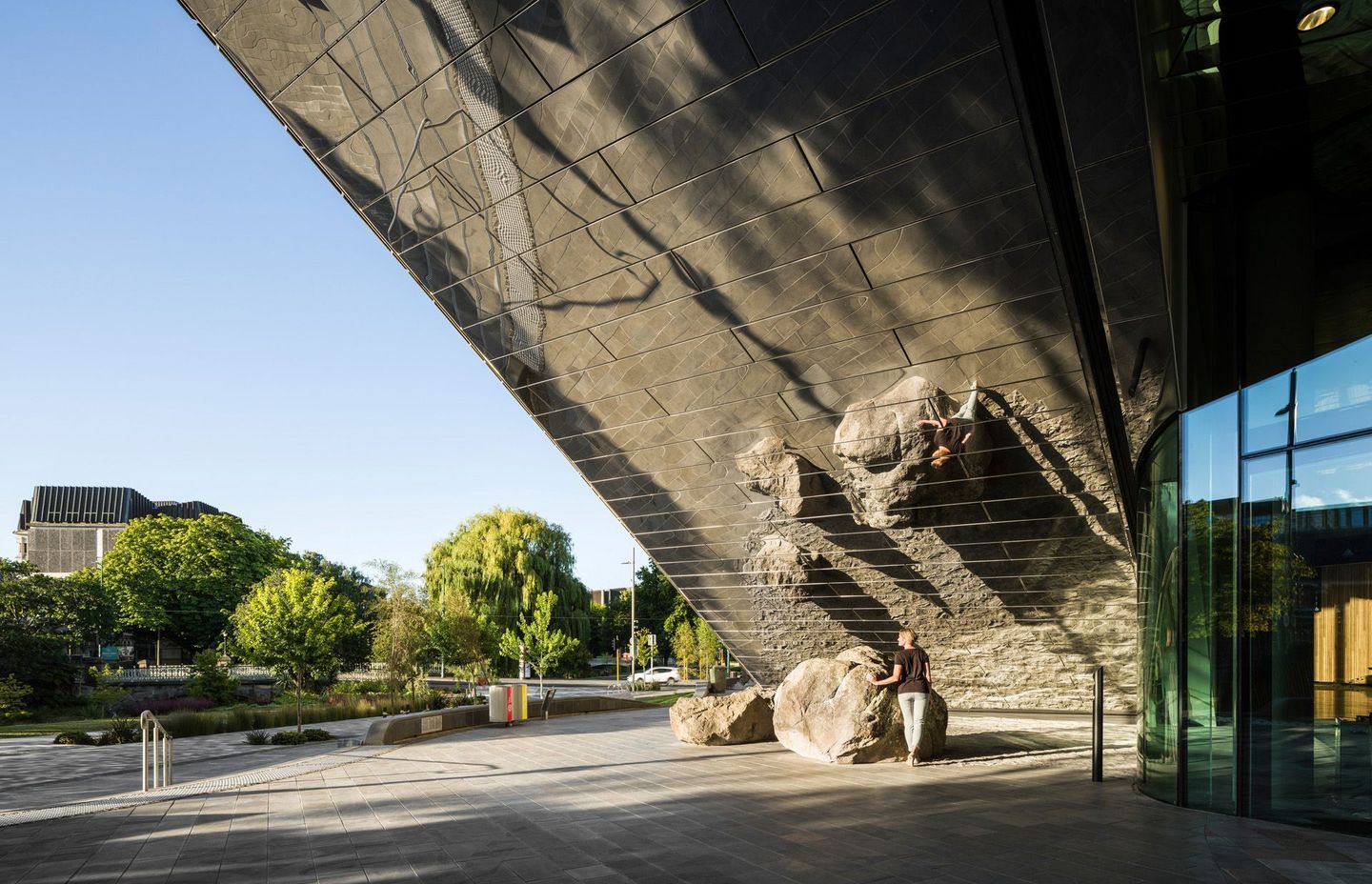The roof overhang acts as a shelter at the entrance to the convention centre.