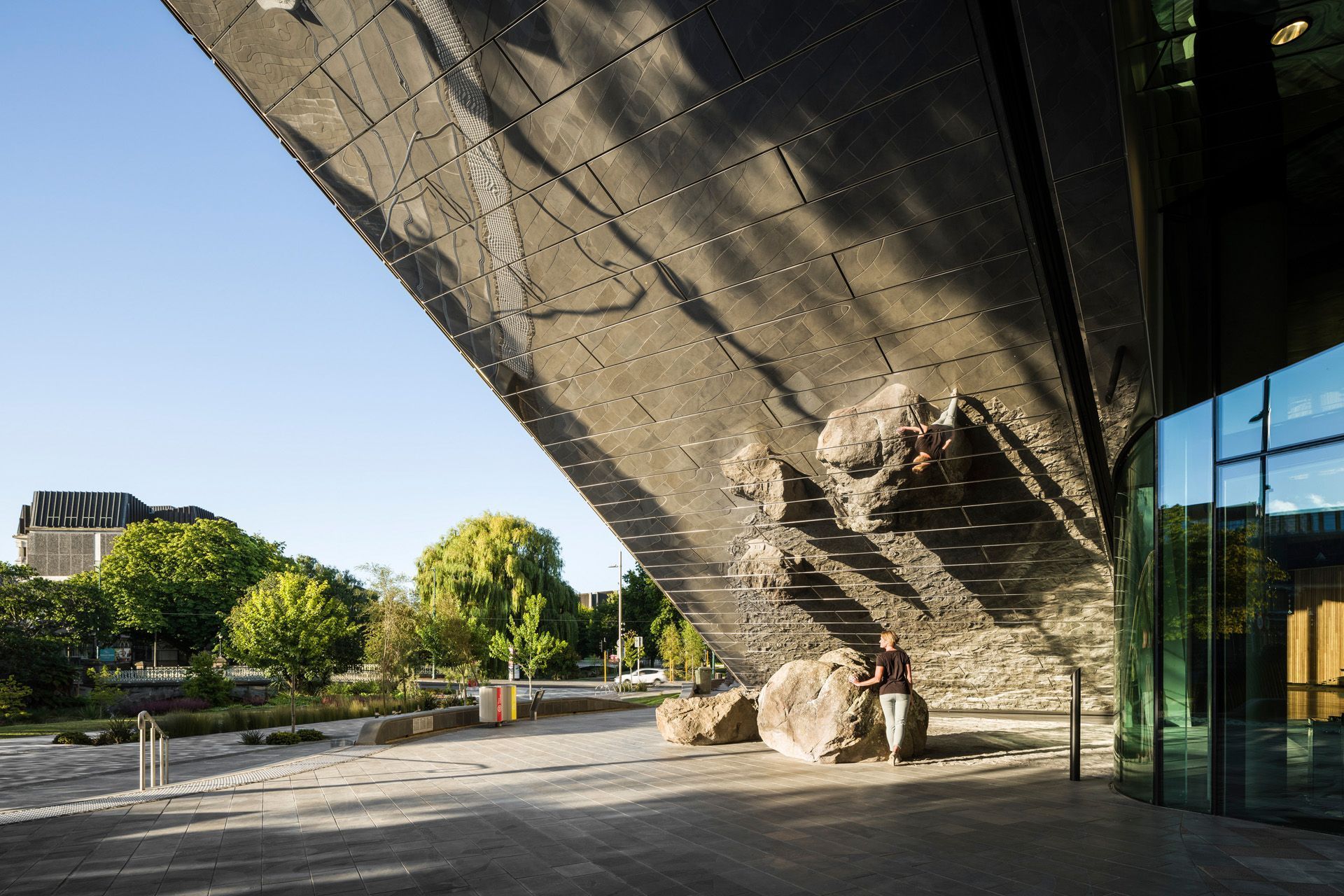 The roof overhang acts as a shelter at the entrance to the convention centre.