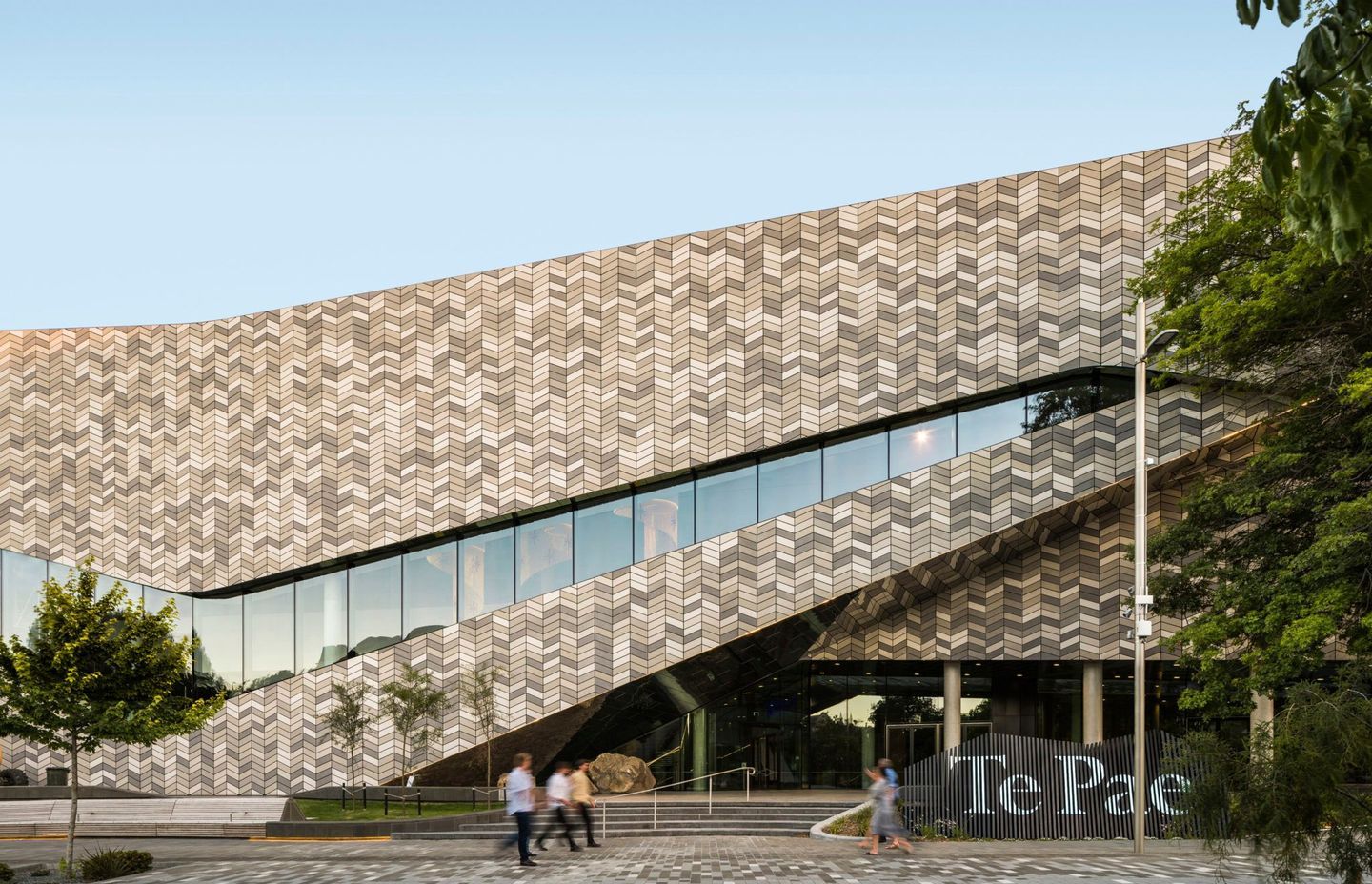 Te Pae’s exterior articulates the weaving of Canterbury’s rivers, and features a facade of 43,000 tiles in six tones.