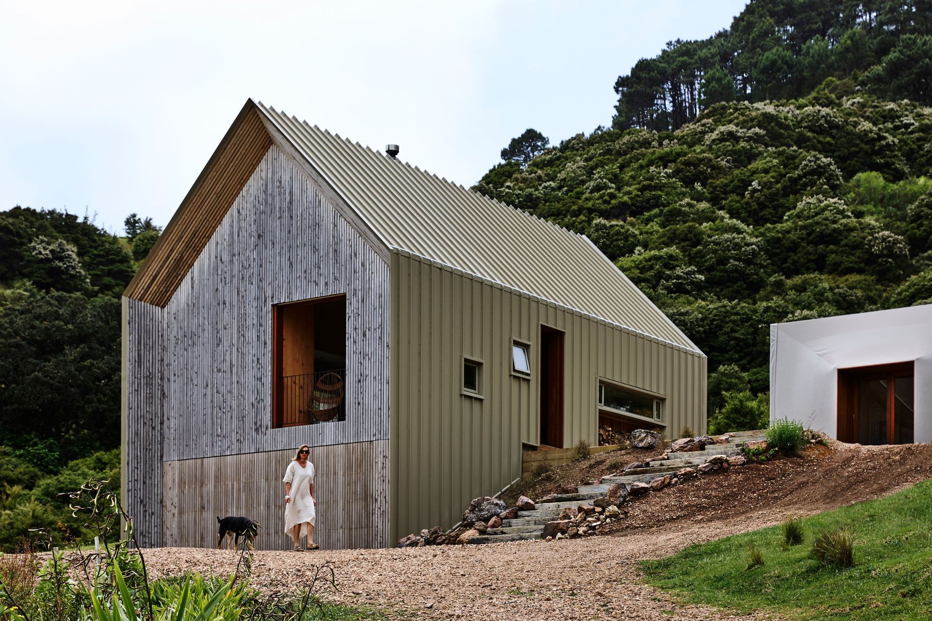 With hints of brown, olive and khaki undertones, COLORSTEEL Lichen helps this home on Waiheke Island to blend with the surrounding landscape.