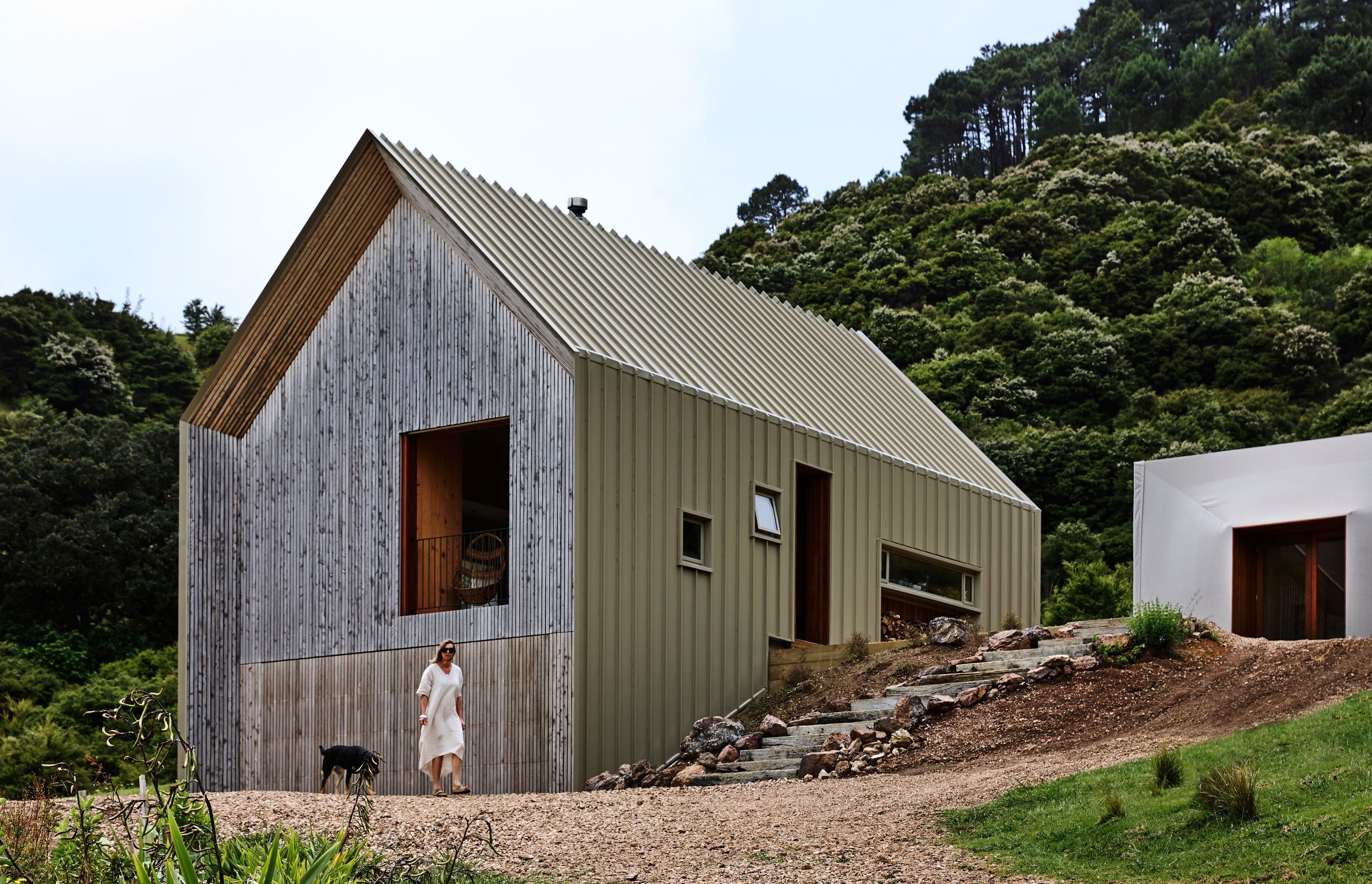 With hints of brown, olive and khaki undertones, COLORSTEEL Lichen helps this home on Waiheke Island to blend with the surrounding landscape.