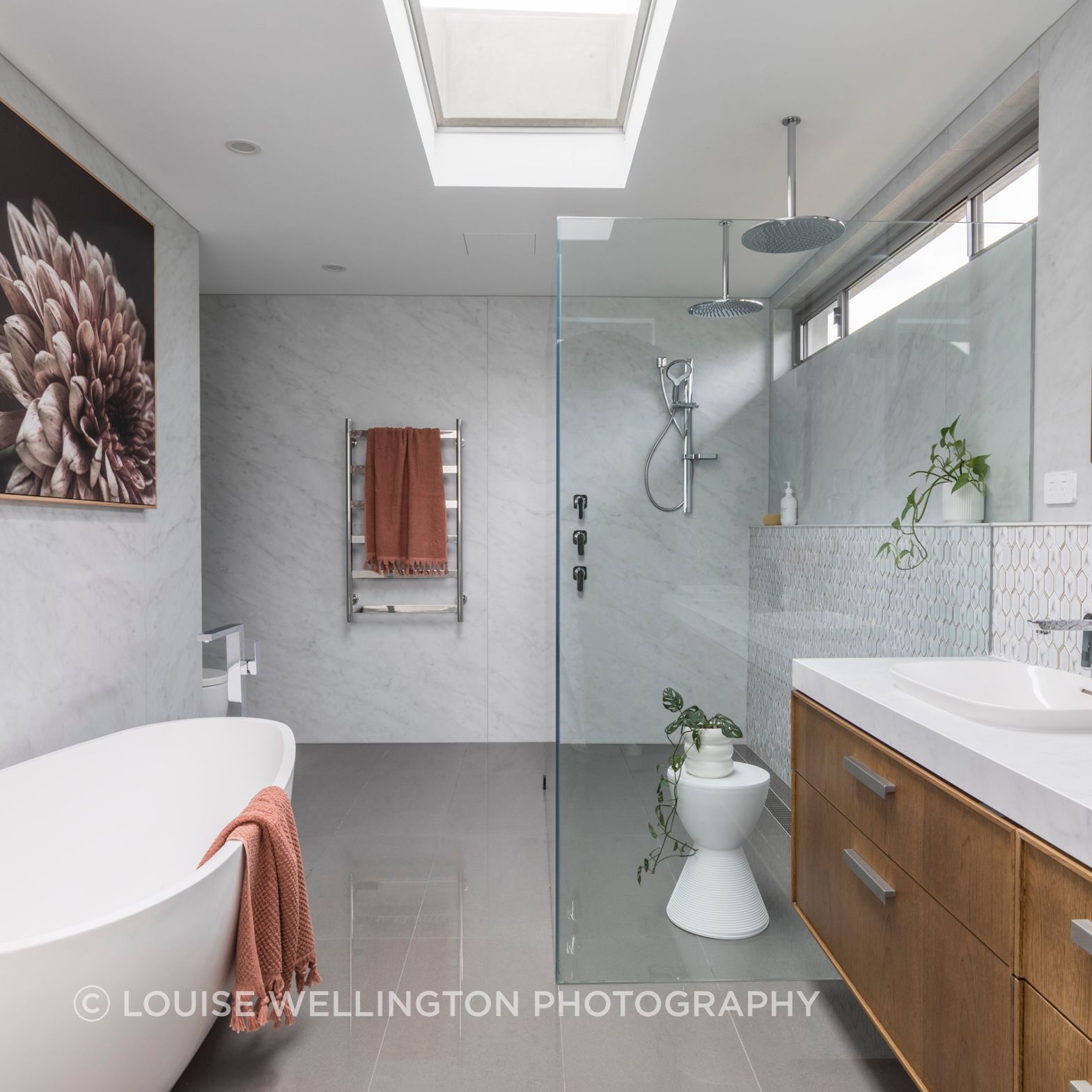 Oxford Project.
Luxurious master ensuite with Neolith clad walls, a double vanity, walk-in shower and free standing bath.