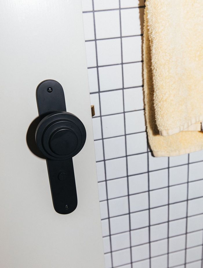 The Zzzigurat Knob in Nero from Bankston's Super Collection