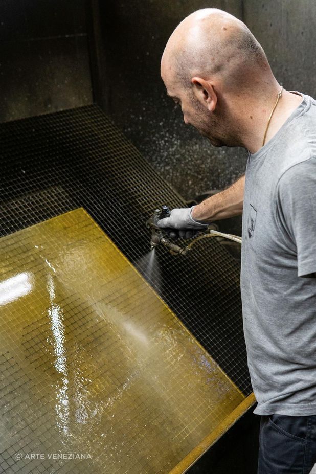 Silvering technique of the Gargano decorated glass