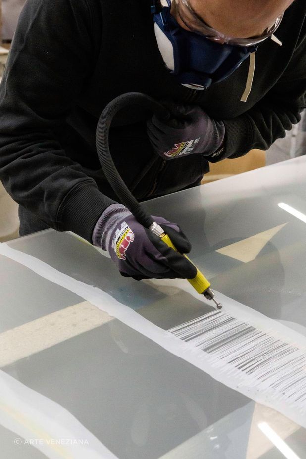 Etching technique on the Lipari decorated glass