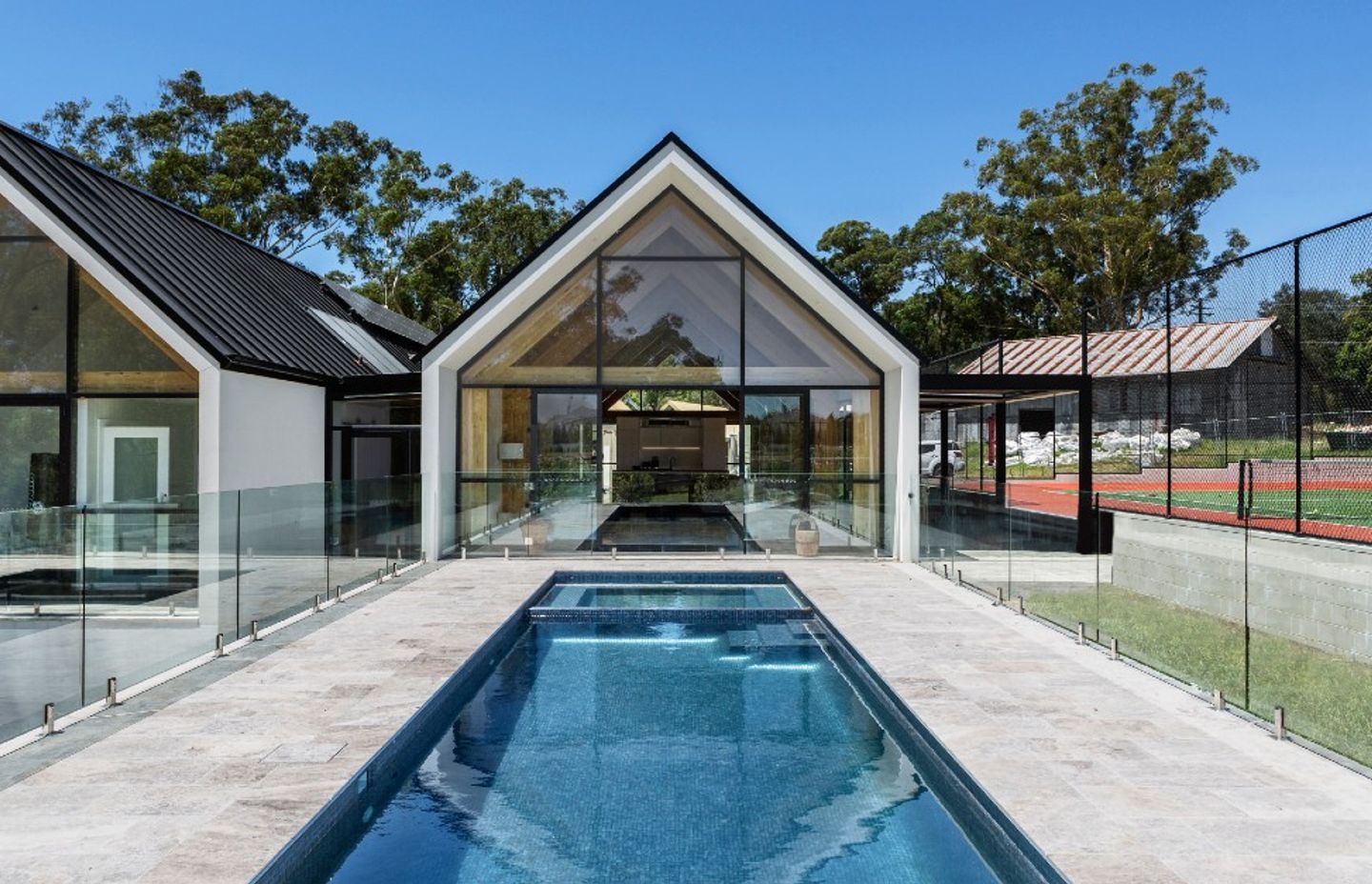 In this project with Mallinger Constructions and Crystal Pools, our Silver Ash Travertine was used for the alfresco as well as indoor areas, creating a fresh contemporary design and completely transforming the space.