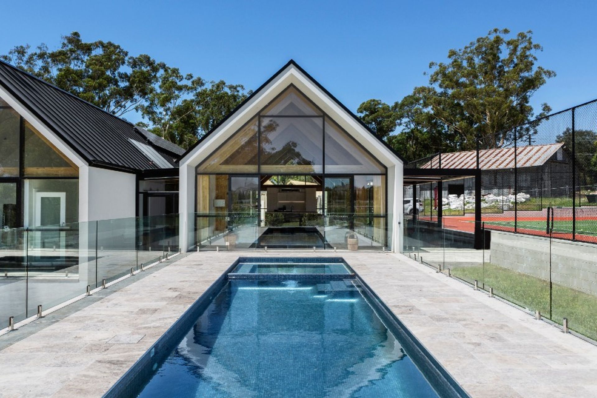 In this project with Mallinger Constructions and Crystal Pools, our Silver Ash Travertine was used for the alfresco as well as indoor areas, creating a fresh contemporary design and completely transforming the space.