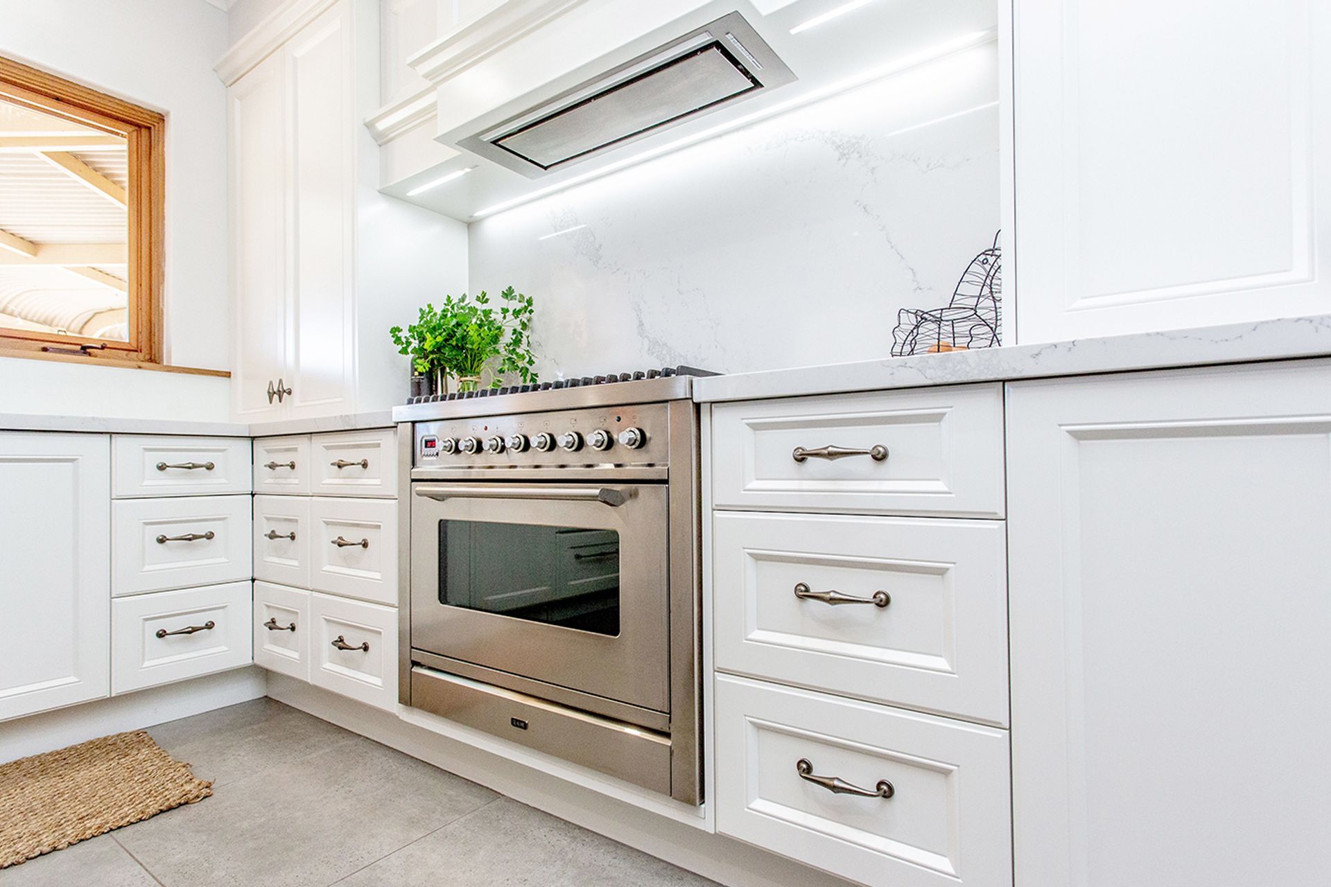 © Lazarou Joinery - featuring Schweigen UM-PA9S 900mm Silent Undermount Rangehood