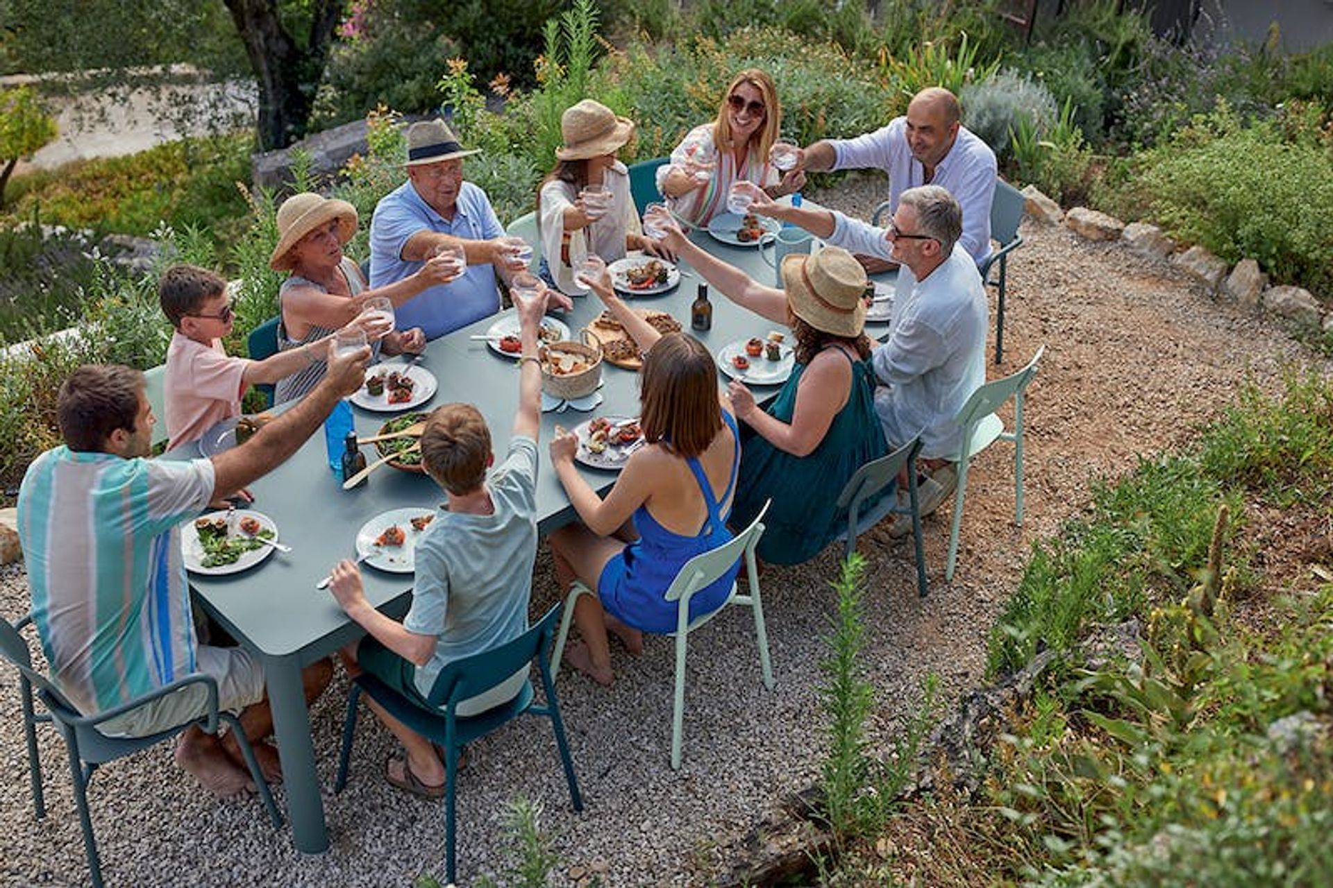 Although this chair is inspired from our classroom chairs, it has been greatly optimised in terms of comfort, the curve of its seat and backrest is ideally designed to fit the shape of our bodies.