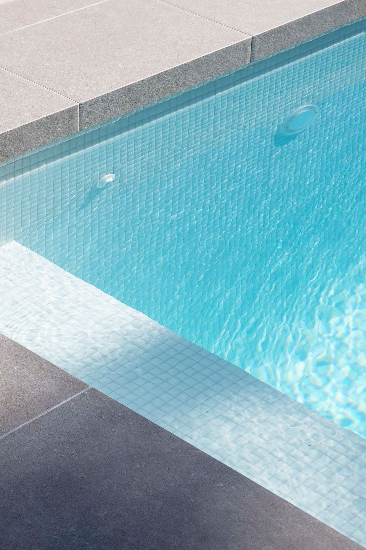 How to Choose the Right Pool Tiles