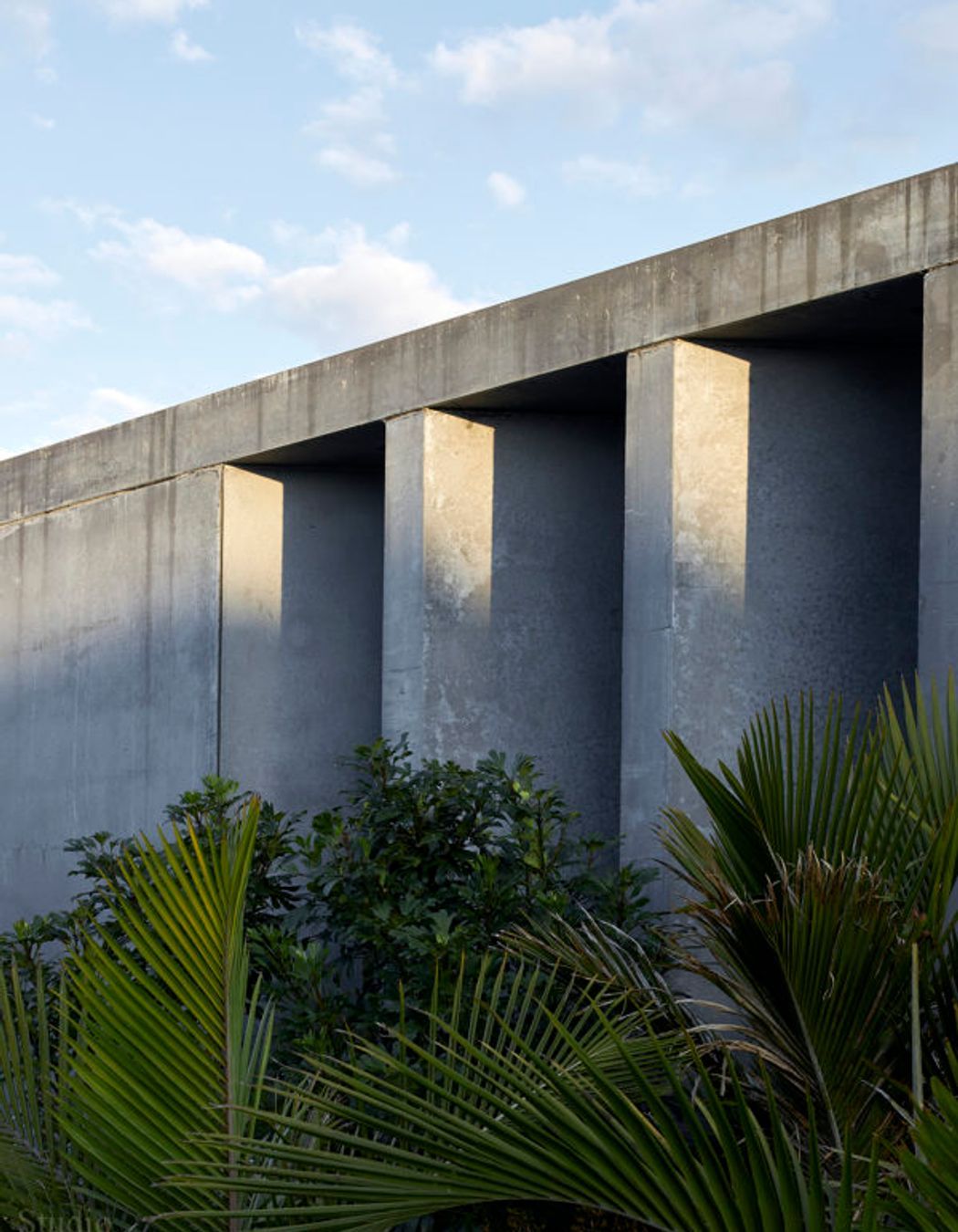  Cliffhanger House, Red Beach Architecture / Studio John Irving