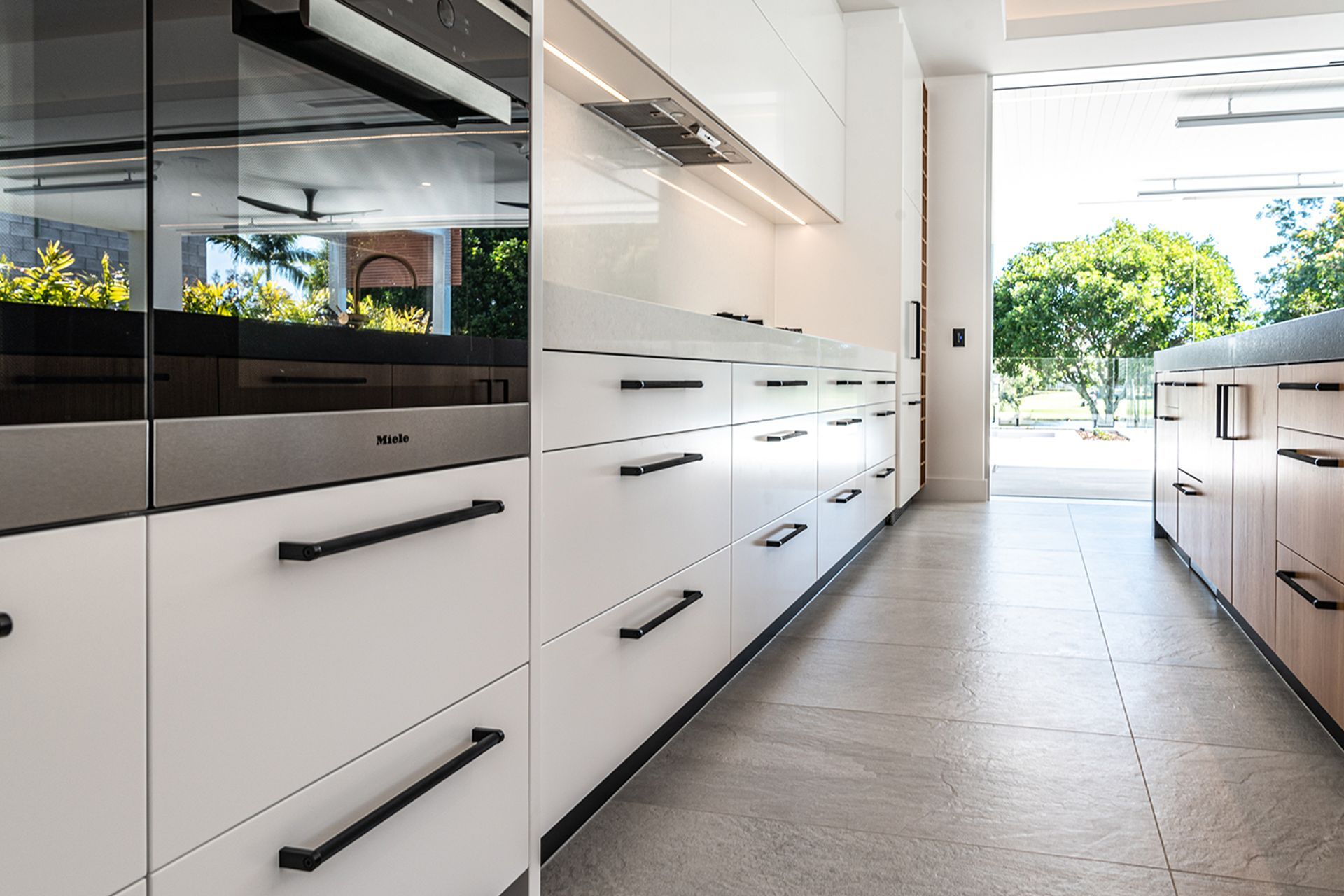 © Gull Design - featuring Schweigen UM1170-9S 900mm Silent Undermount Rangehood